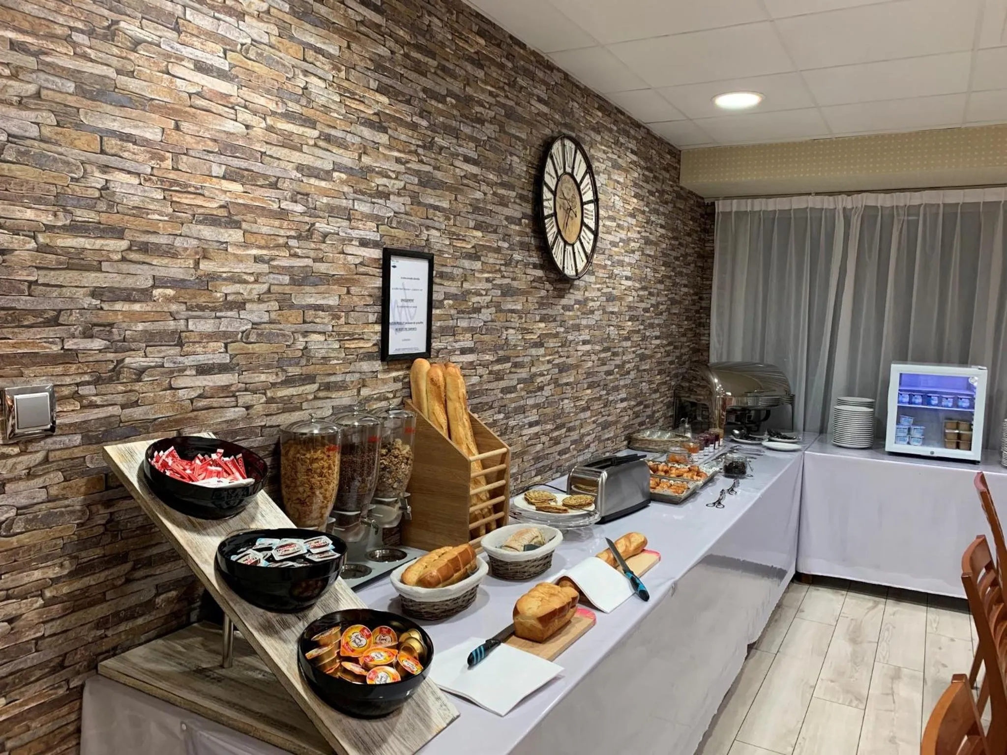 Buffet breakfast in Noemys Neris Montlucon - hotel restaurant