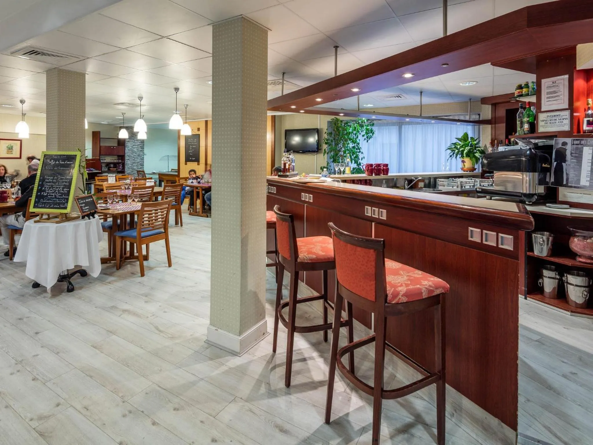Lounge or bar in Noemys Neris Montlucon - hotel restaurant