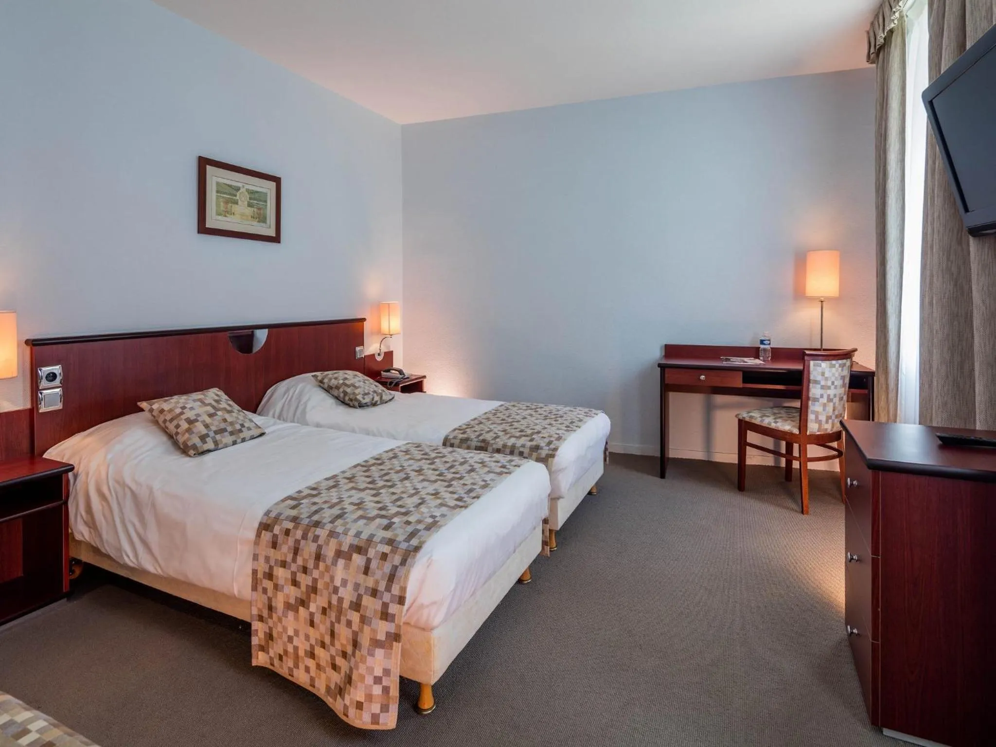 Bedroom, Bed in Noemys Neris Montlucon - hotel restaurant