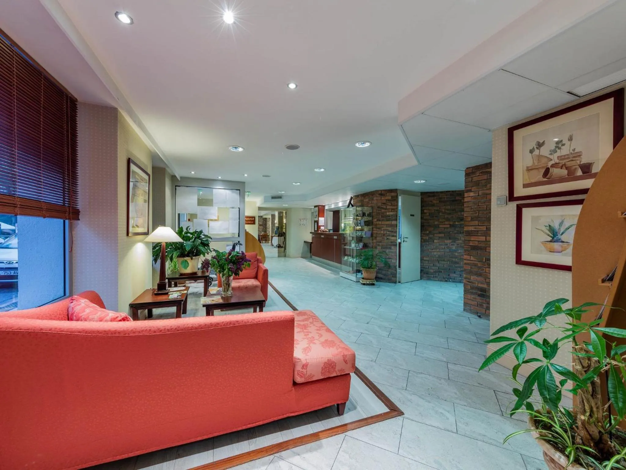 Lobby or reception in Noemys Neris Montlucon - hotel restaurant