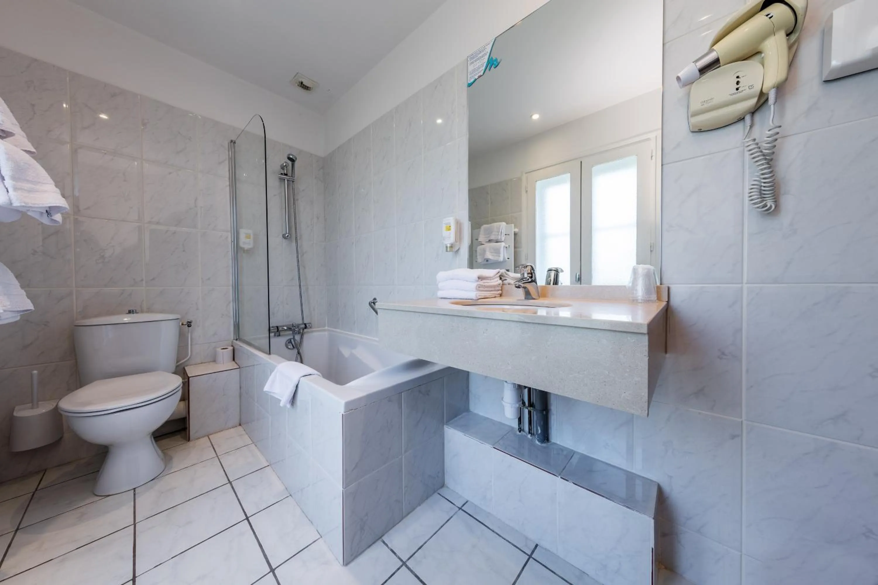 Bathroom in Noemys Neris Montlucon - hotel restaurant