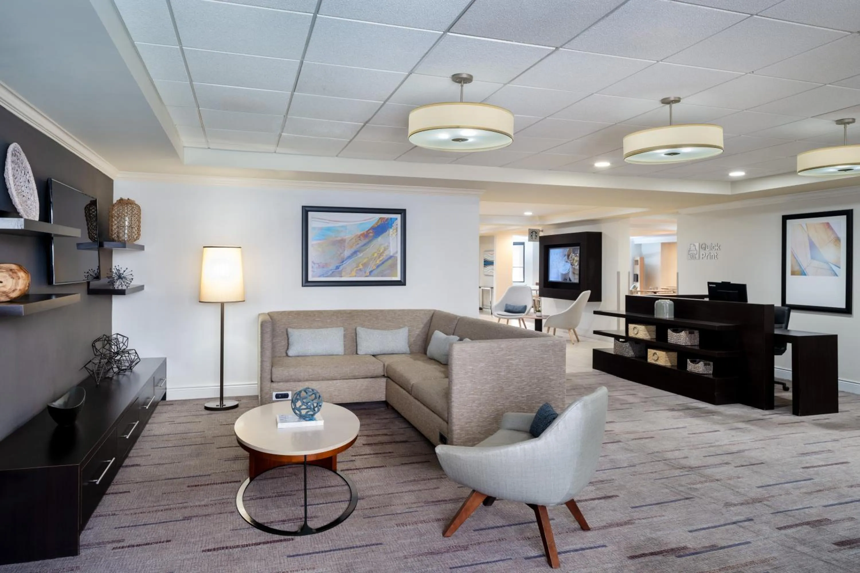 Seating area in Courtyard by Marriott - Naples