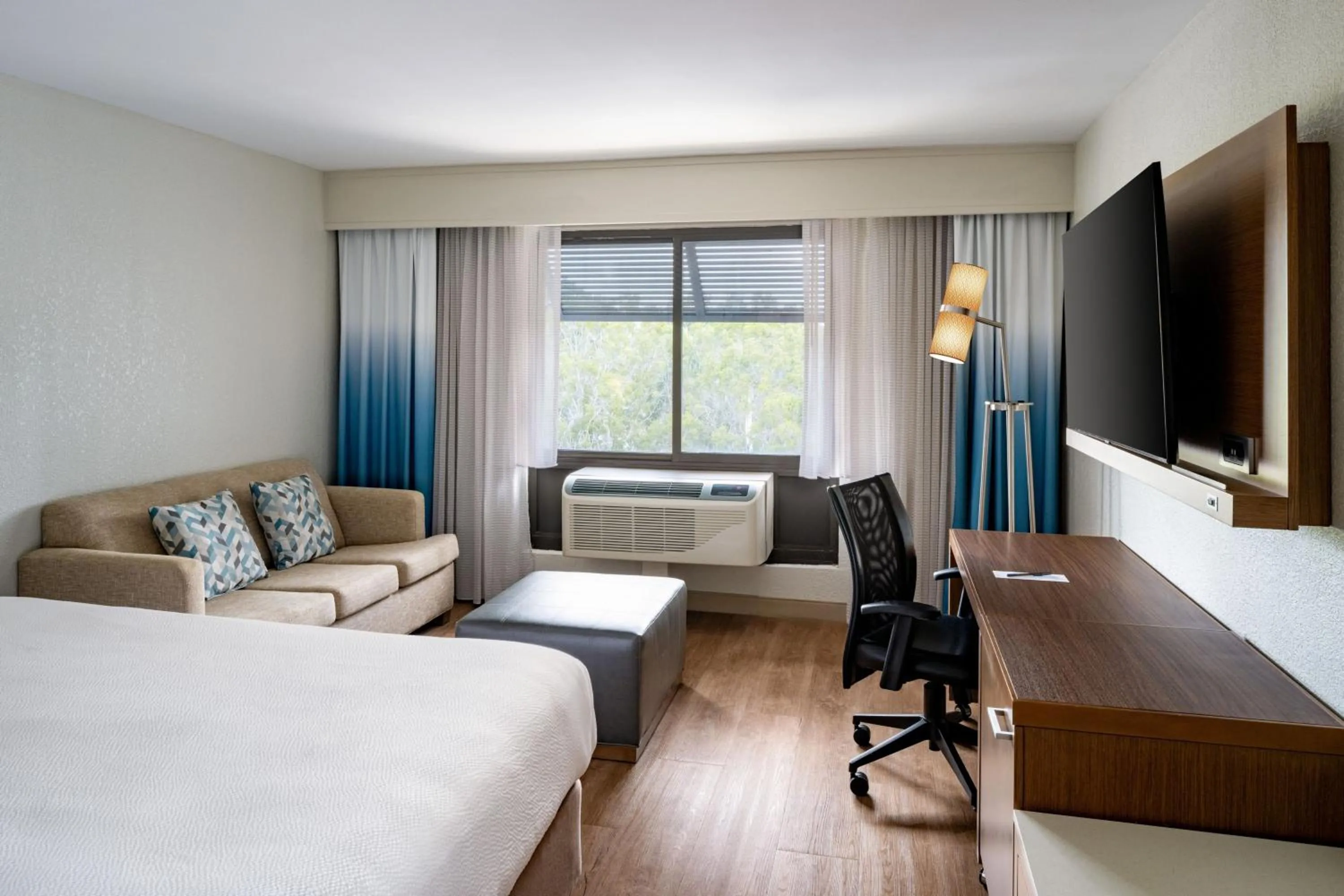 Living room, Bed in Courtyard by Marriott - Naples