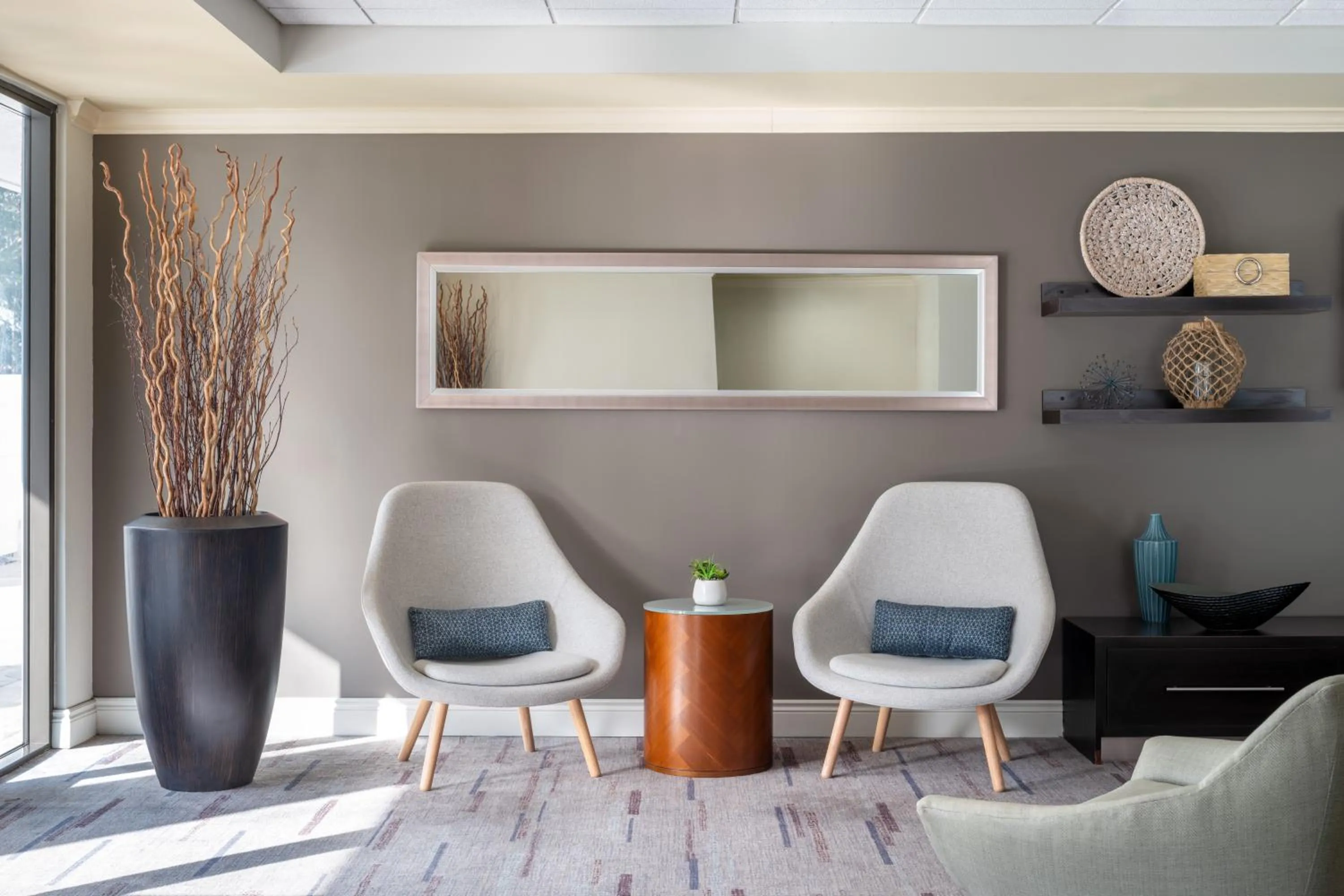 Seating area in Courtyard by Marriott - Naples