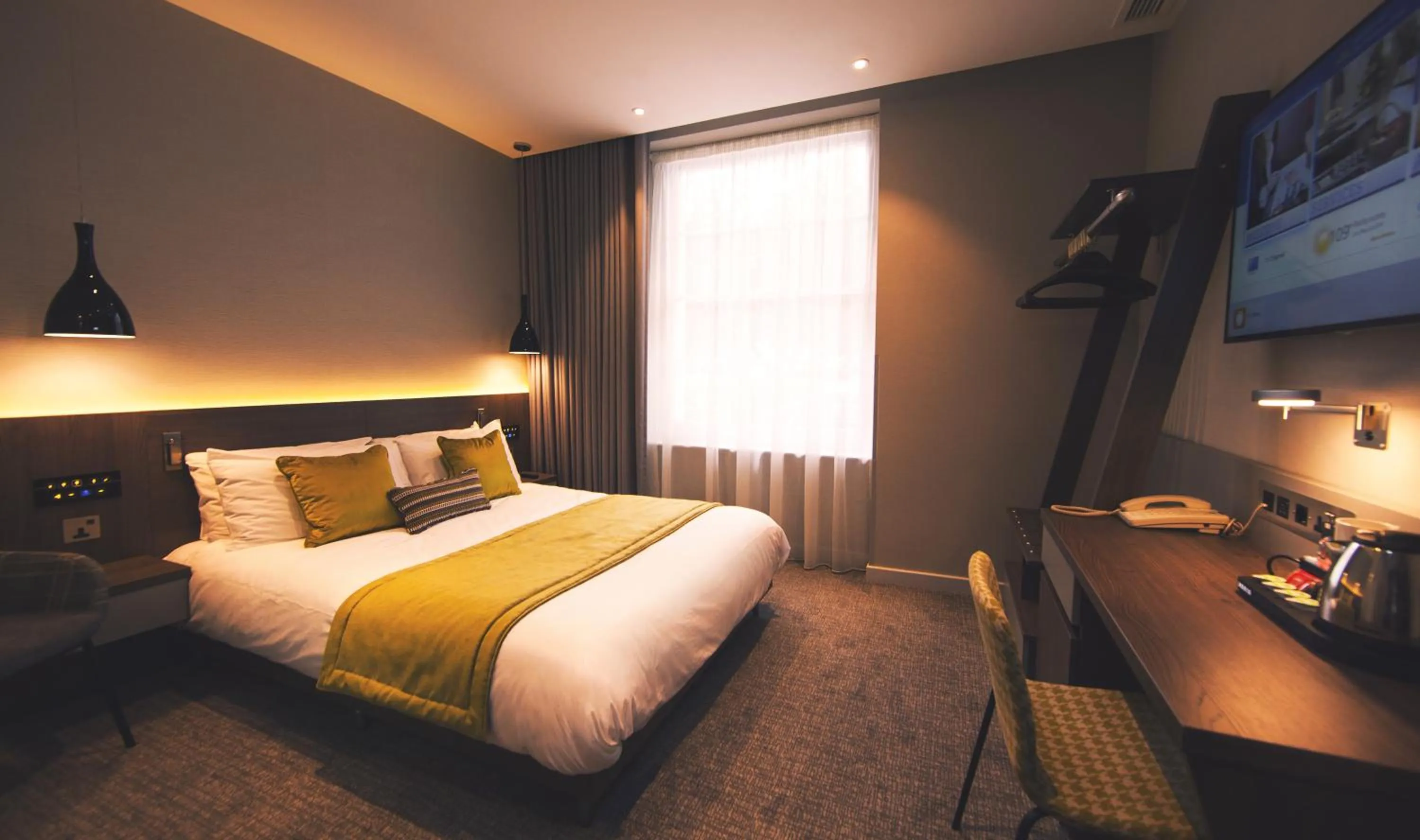 Day, Bed in Best Western Plus Delmere Hotel