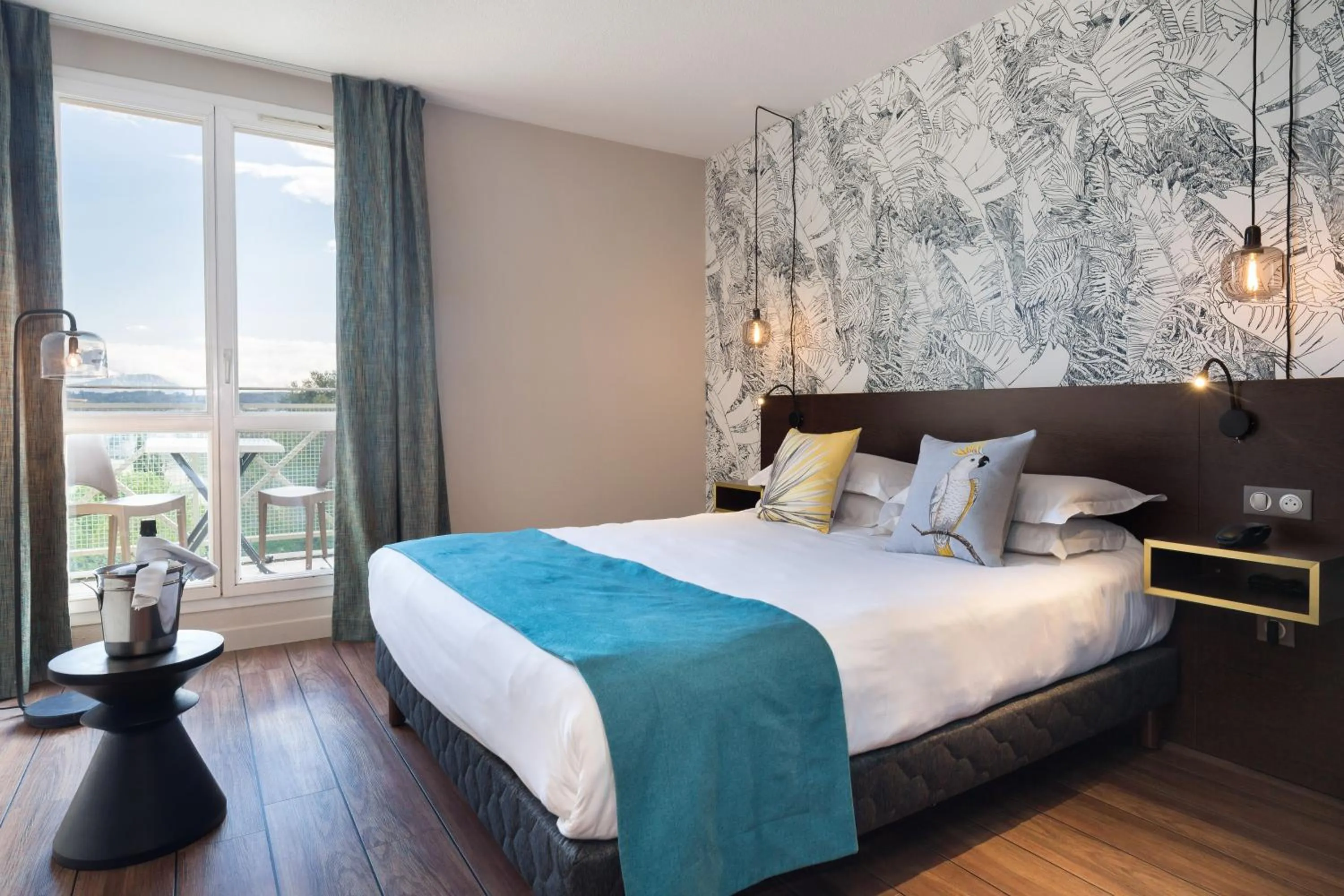 Photo of the whole room, Bed in Hôtel Birdy by Happyculture