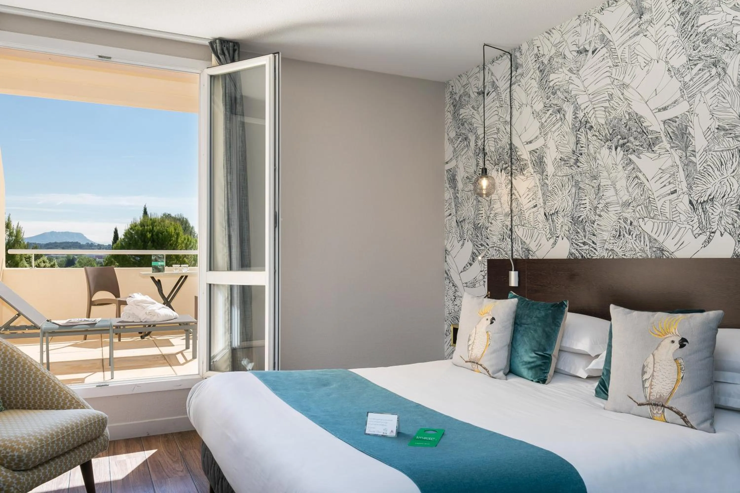 View (from property/room), Bed in Hôtel Birdy by Happyculture