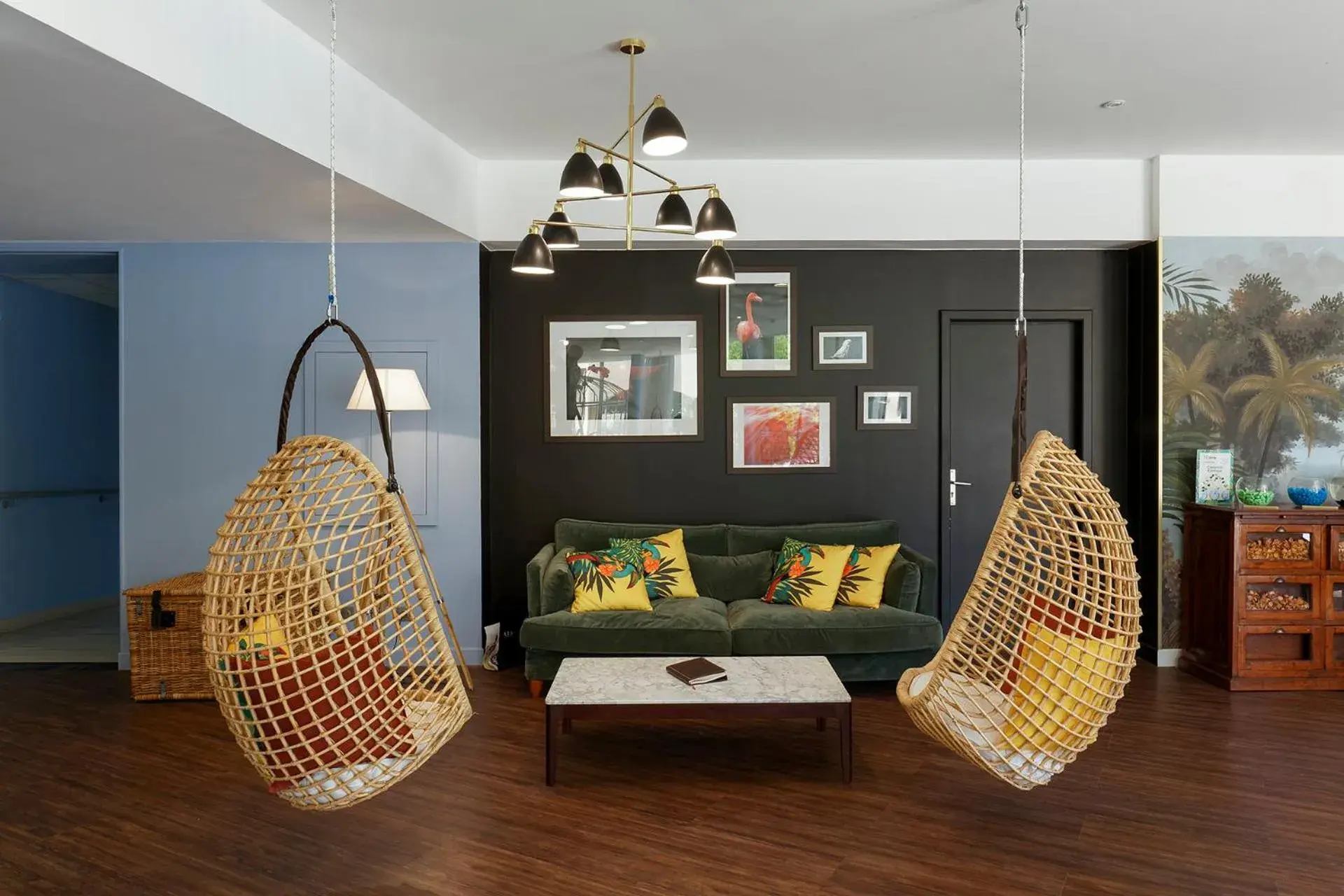 Lobby or reception in Hôtel Birdy by Happyculture Lobby or reception in Hôtel Birdy by Happyculture