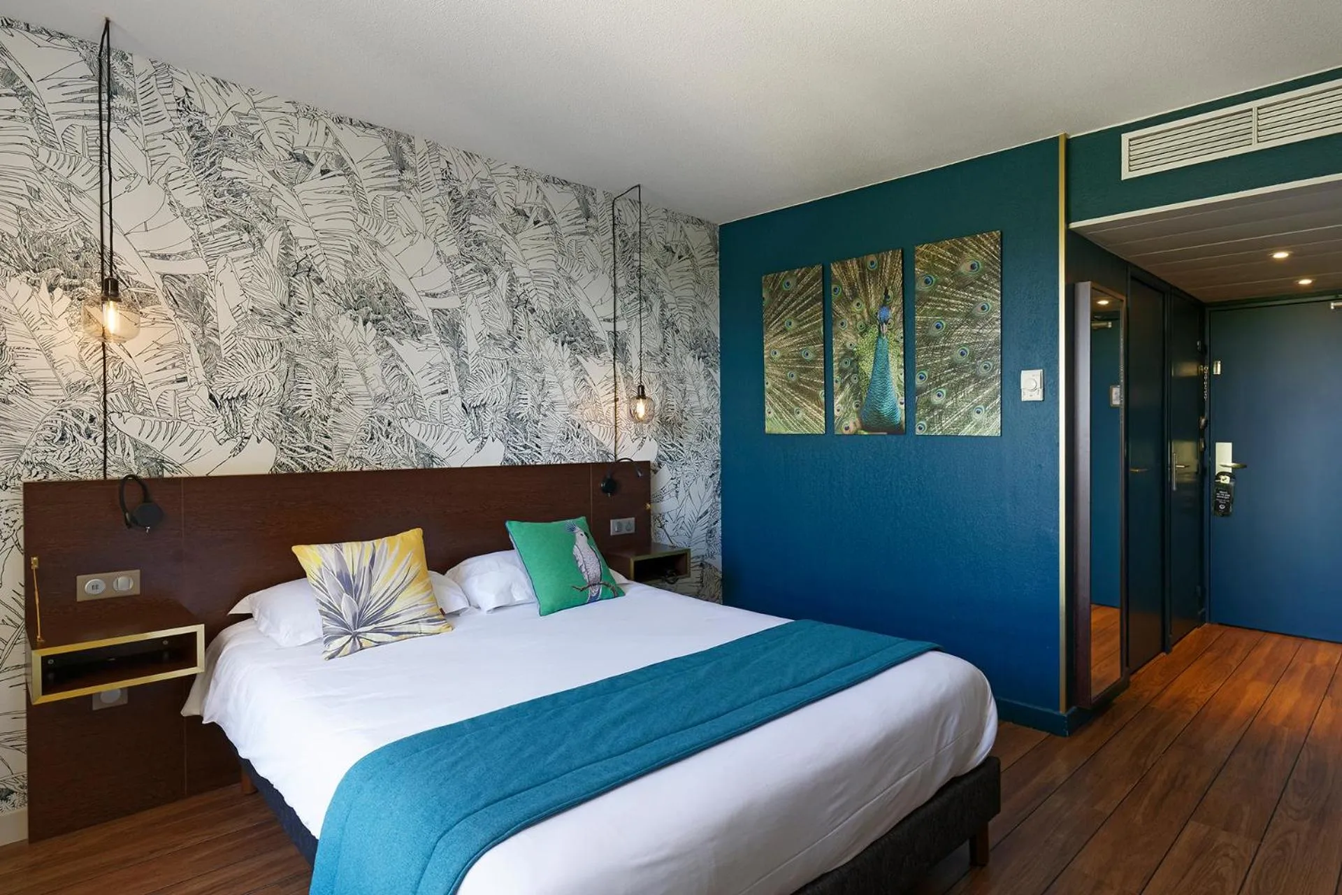 Photo of the whole room, Bed in Hôtel Birdy by Happyculture