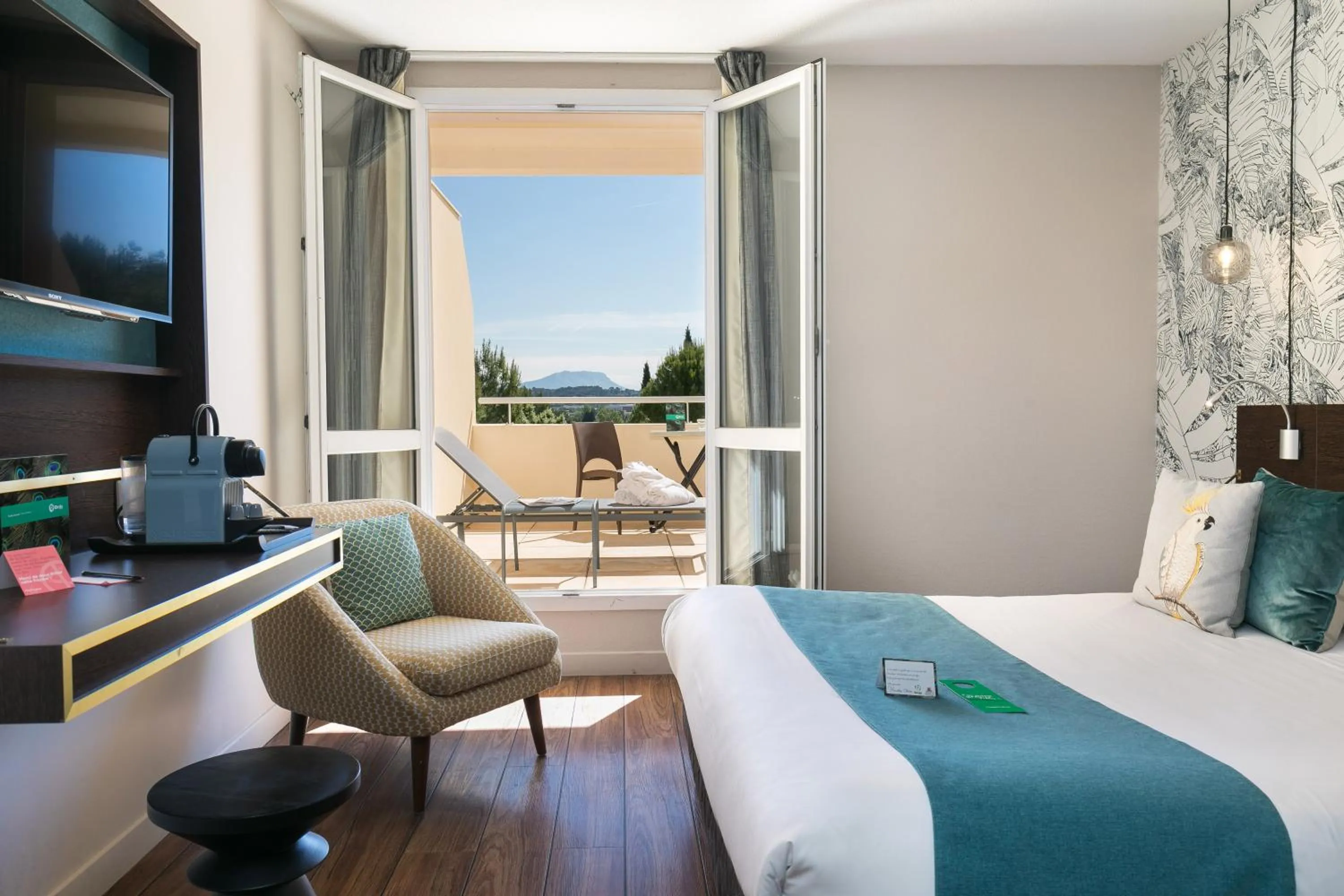 Photo of the whole room, Bed in Hôtel Birdy by Happyculture