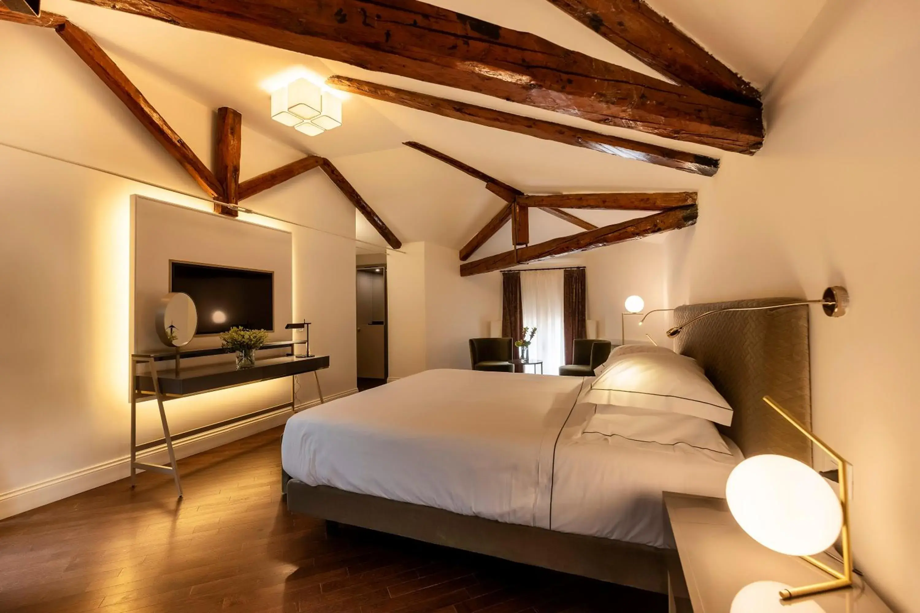 TV and multimedia, Bed in Hotel Villa Soligo - Small Luxury Hotels of the World TV and multimedia, Bed in Hotel Villa Soligo - Small Luxury Hotels of the World