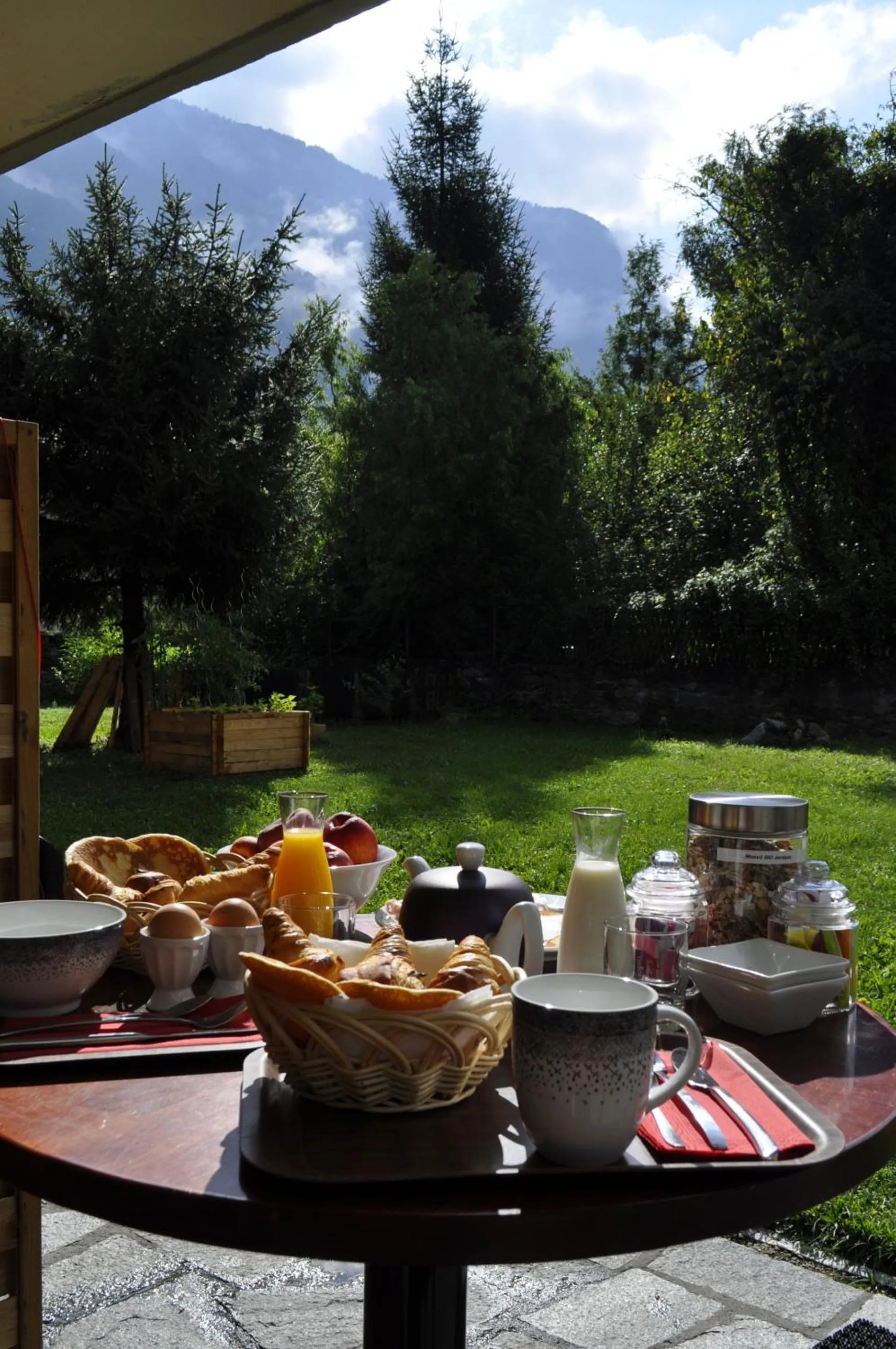 Dining area in Chalet la Cachette Cyclists & Skiers