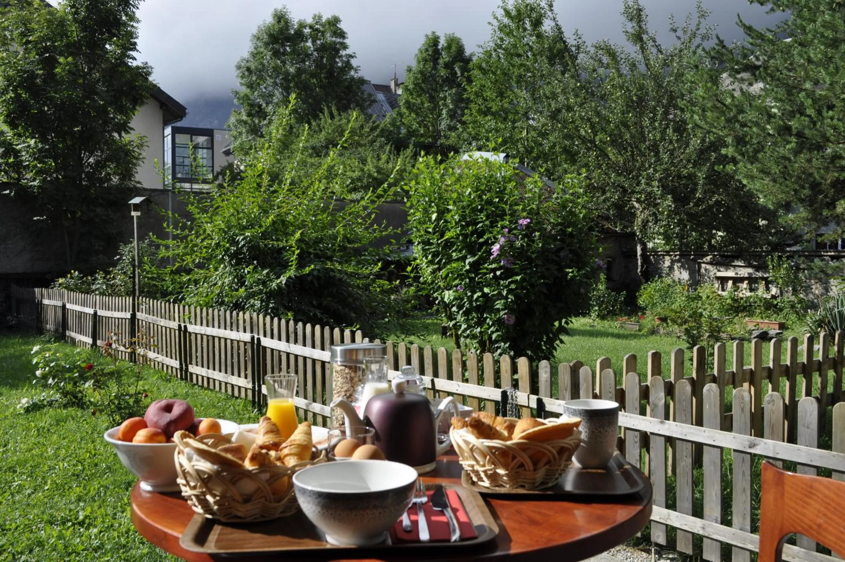 Restaurant/places to eat in Chalet la Cachette Cyclists & Skiers