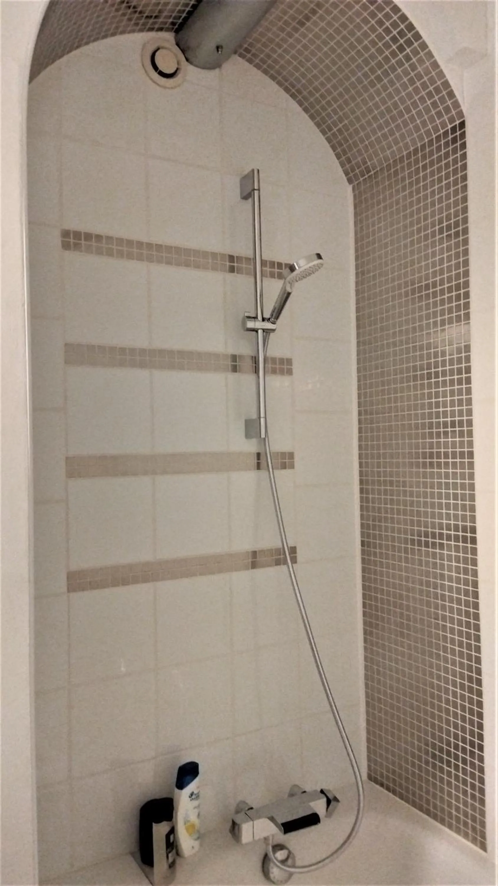 Bath in Appartements Les remparts d'Alienor
