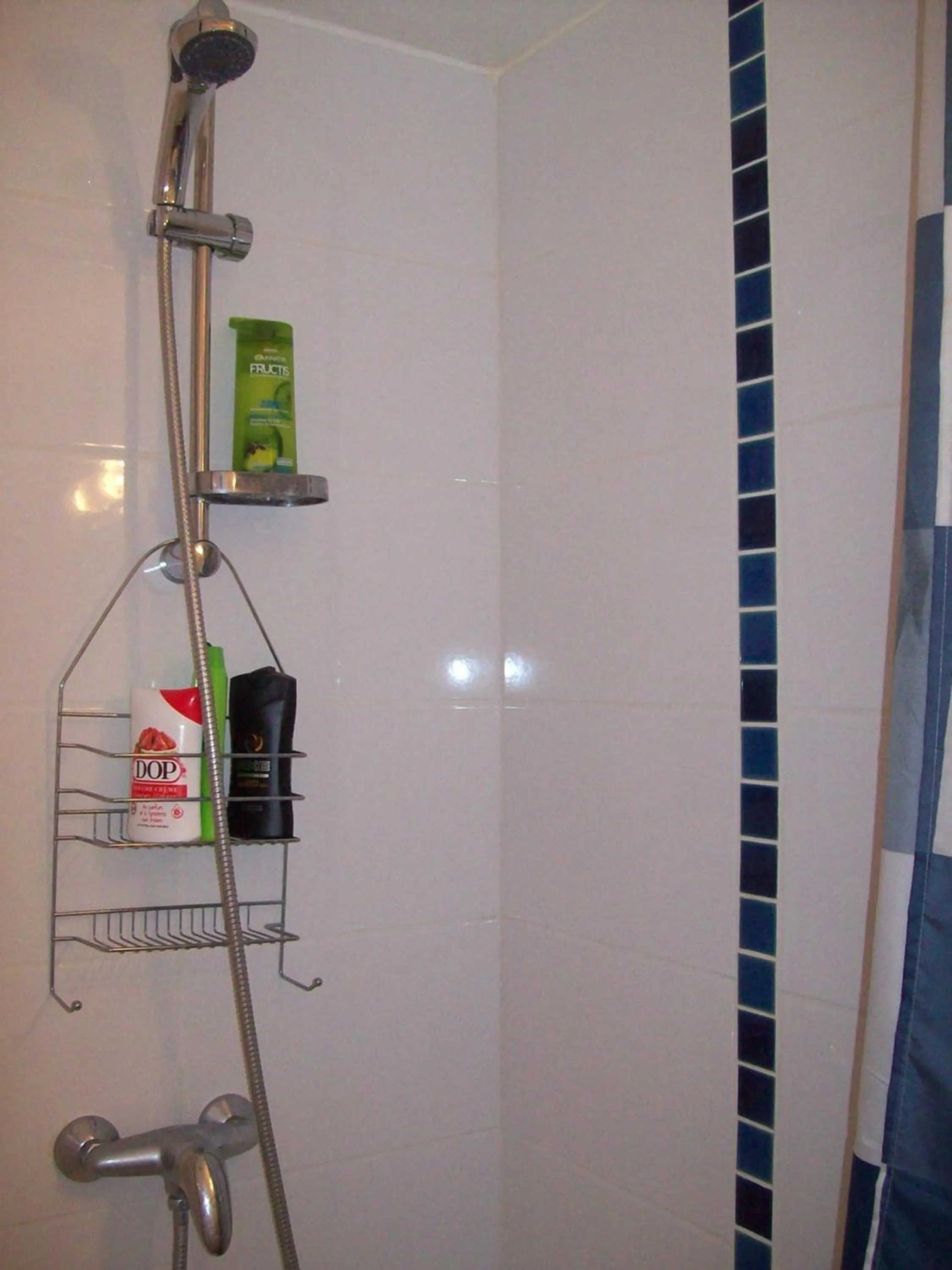 Shower in Appartements Les remparts d'Alienor