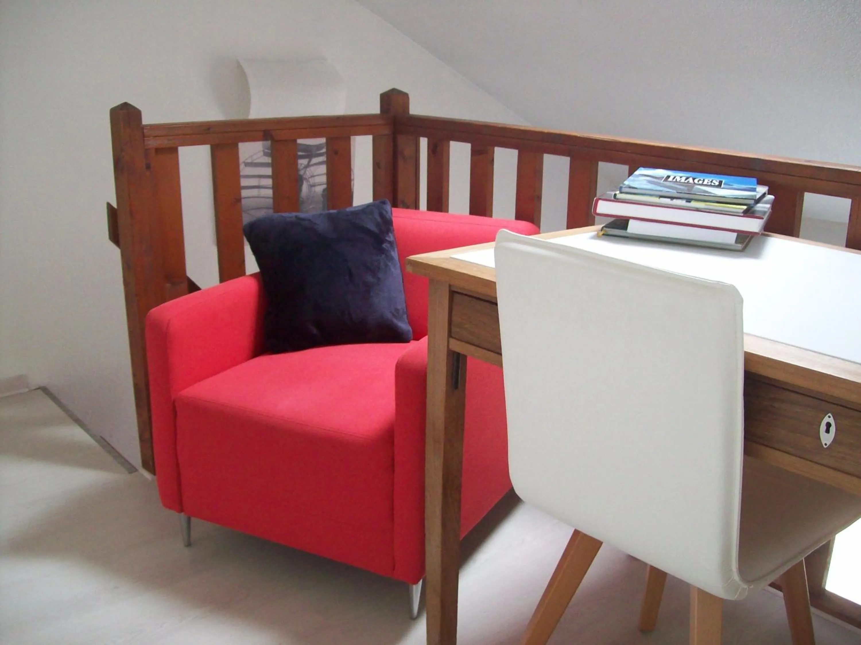 Decorative detail, Bed in Appartements Les remparts d'Alienor