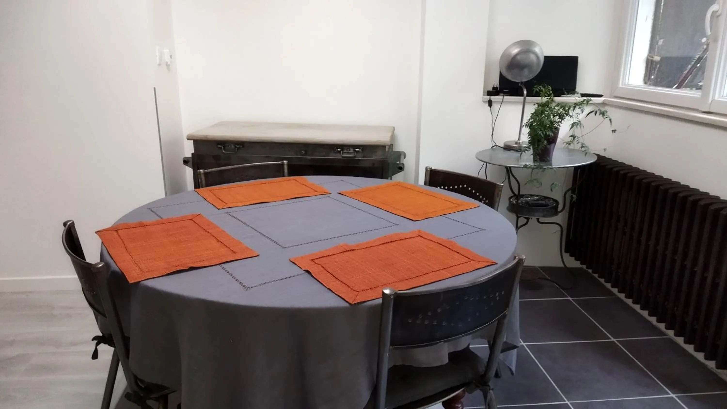 Dining area in Appartements Les remparts d'Alienor