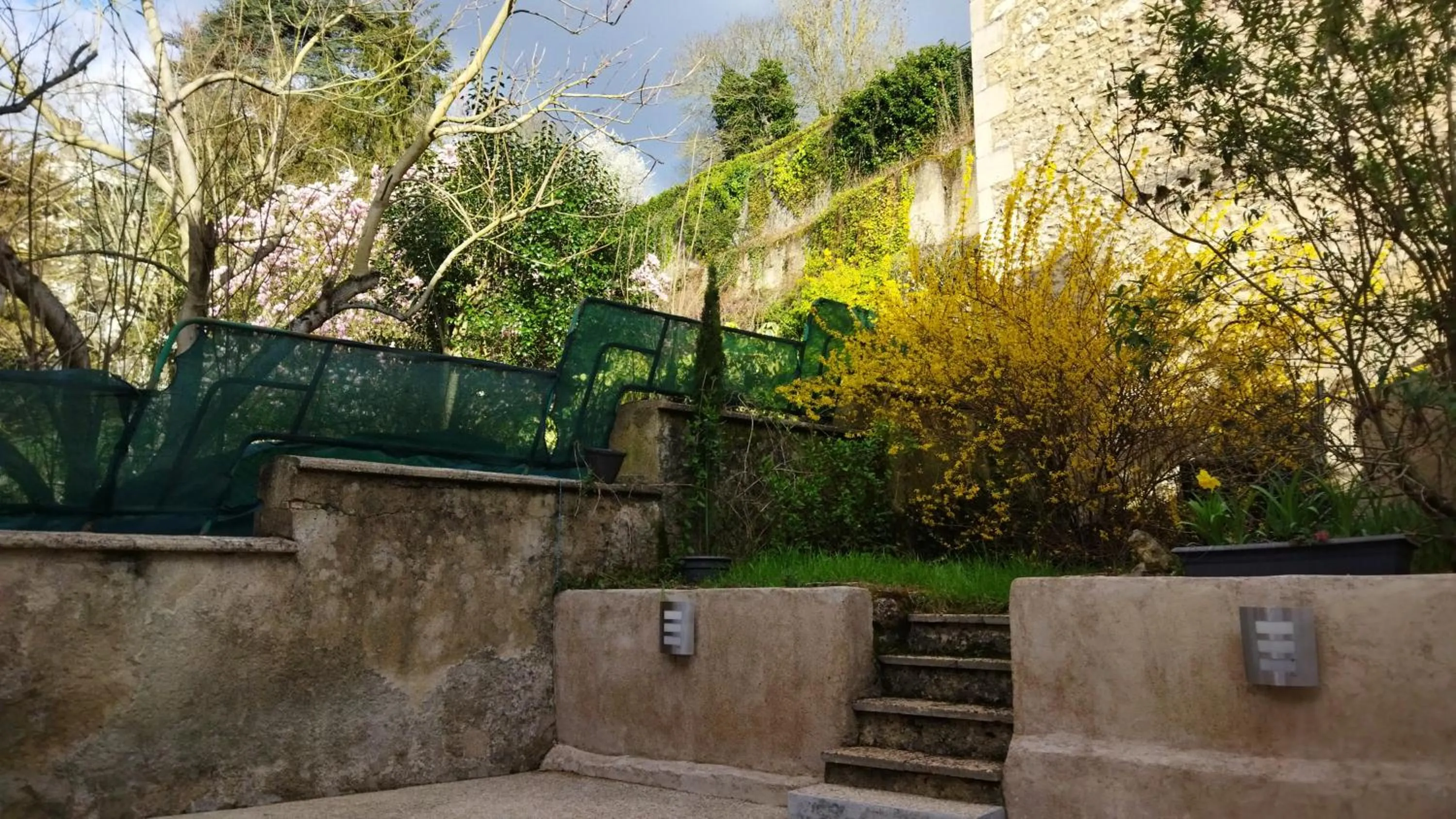 Garden view in Appartements Les remparts d'Alienor
