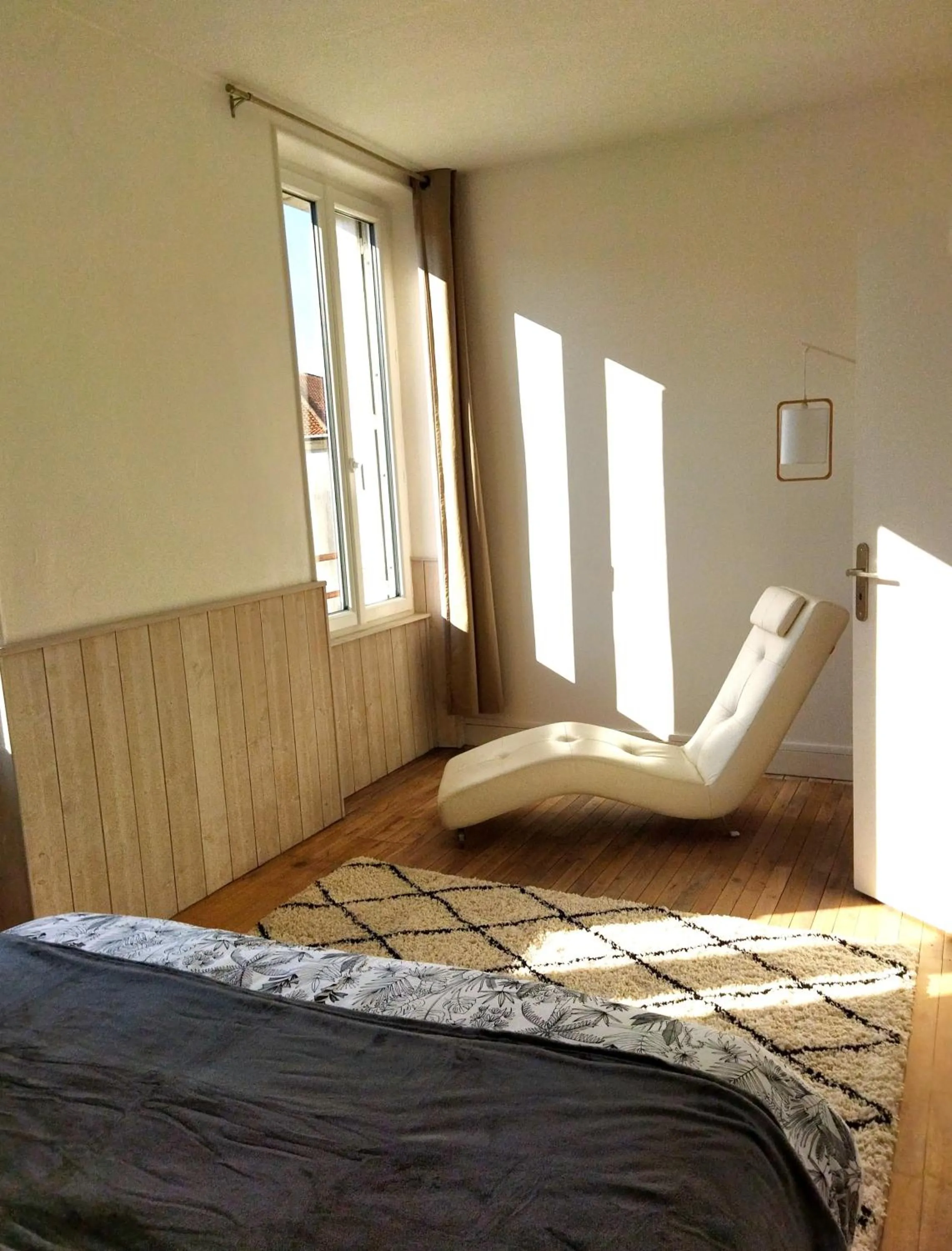 Photo of the whole room, Bed in Appartements Les remparts d'Alienor
