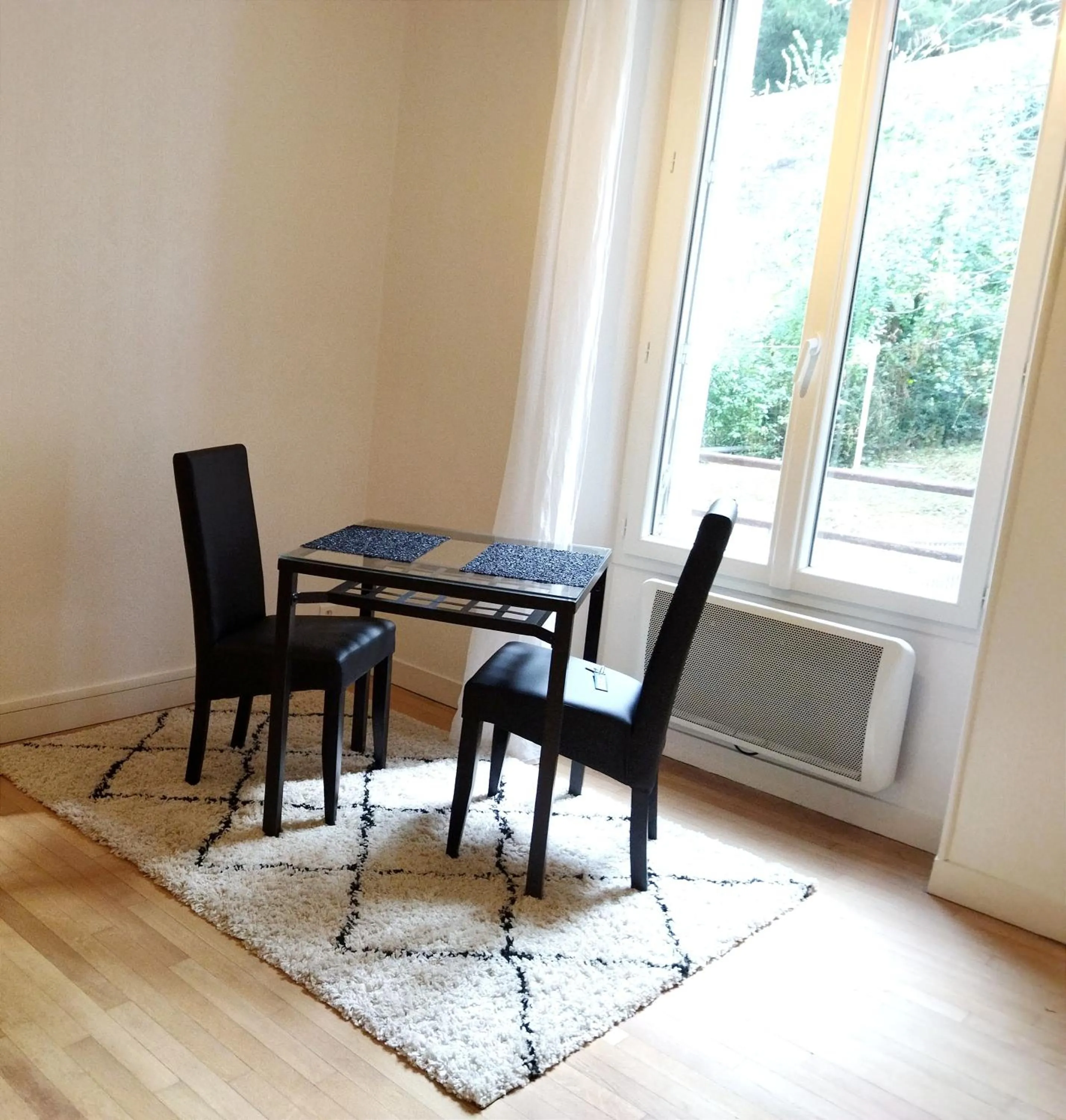 Dining area in Appartements Les remparts d'Alienor
