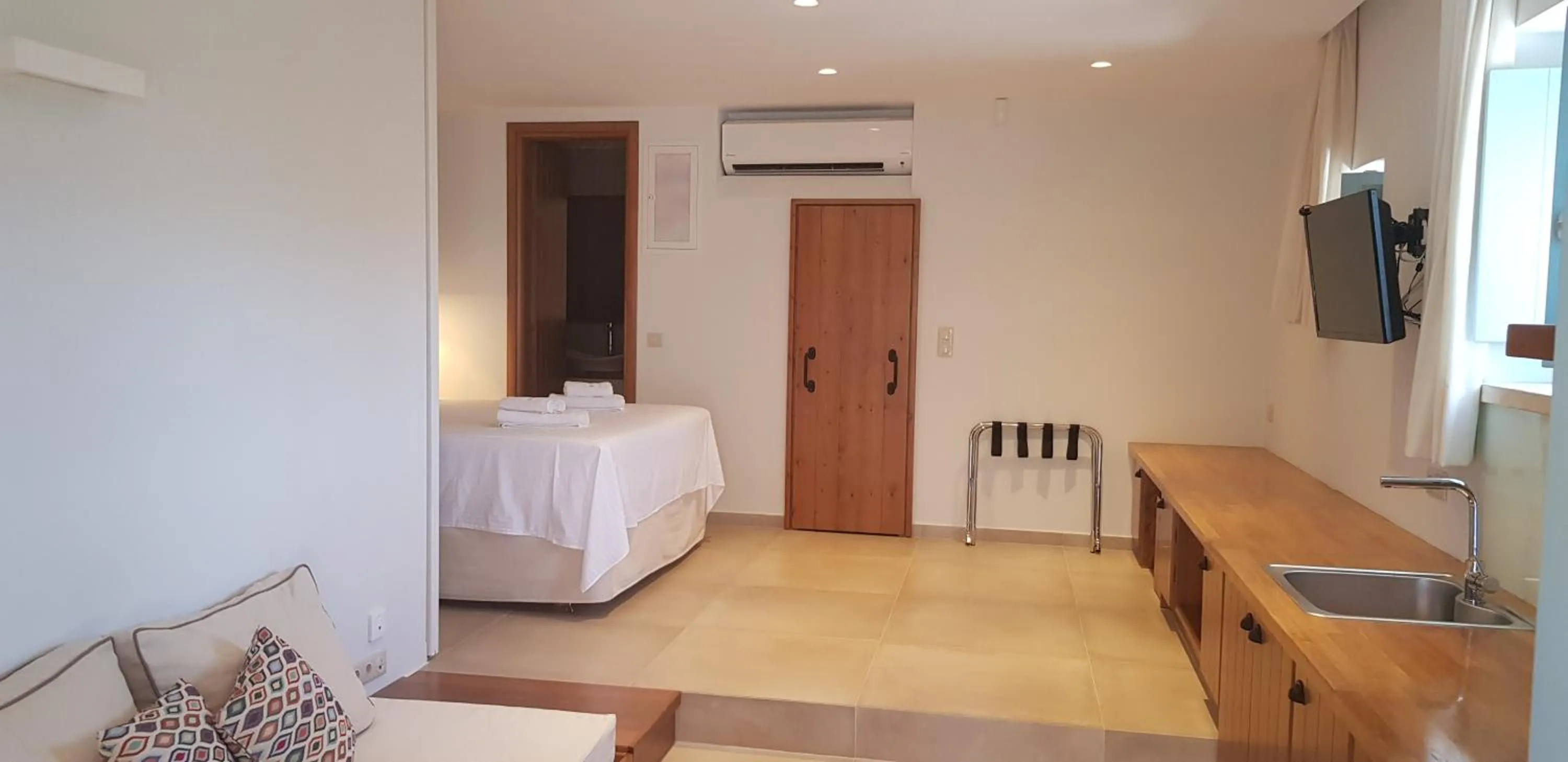 Bed in Lithos Guesthouse Kardamili