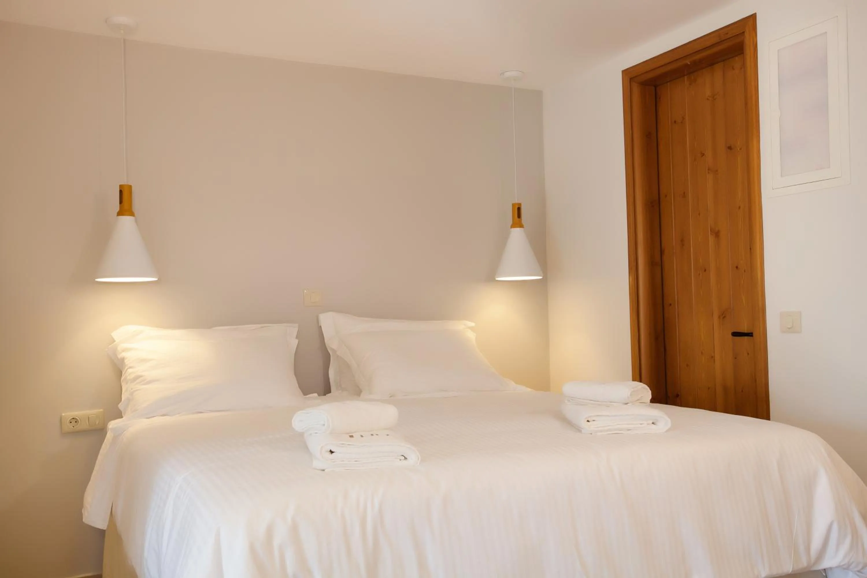 Bed in Lithos Guesthouse Kardamili