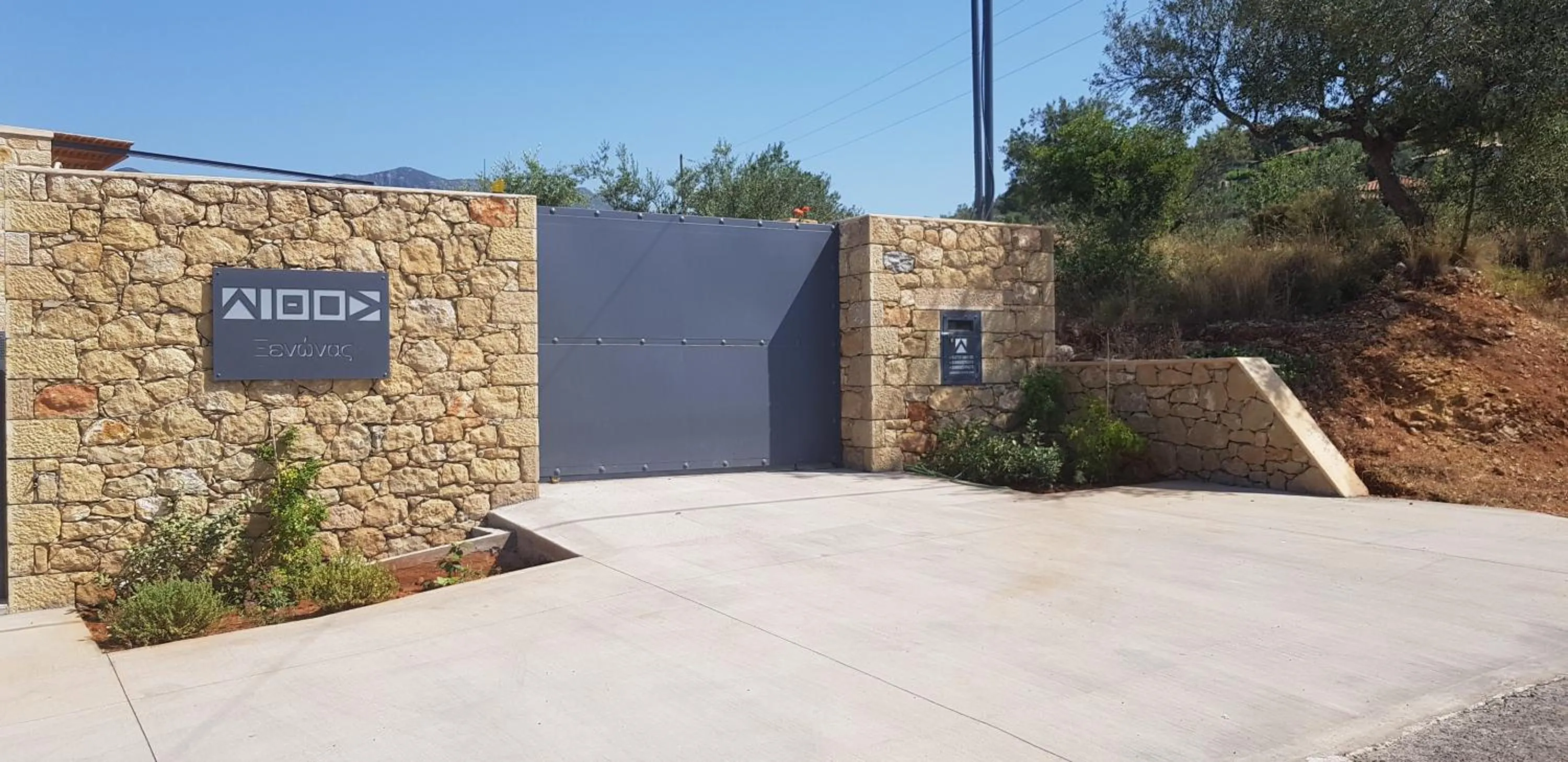 Property building in Lithos Guesthouse Kardamili