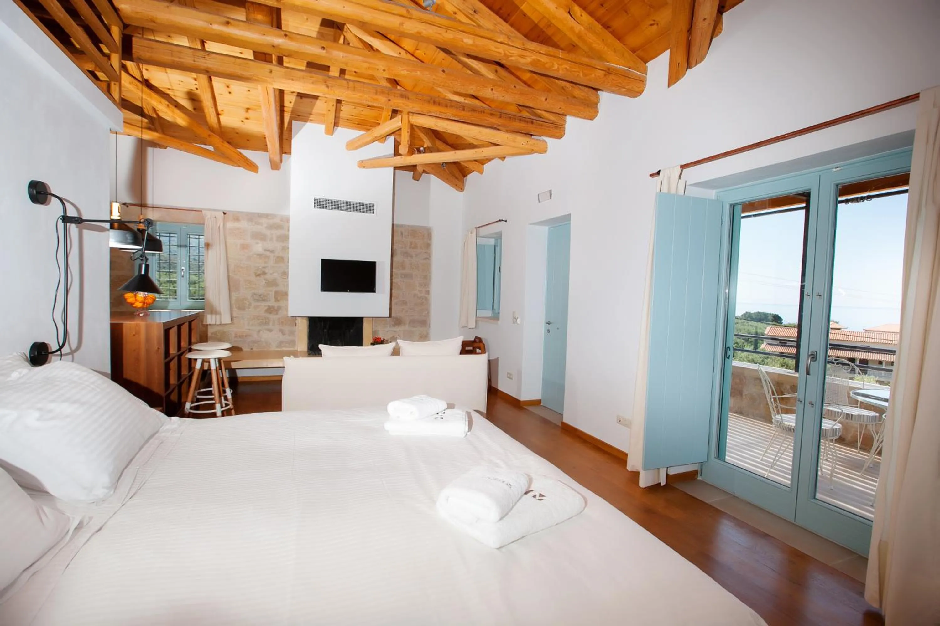 Bed in Lithos Guesthouse Kardamili