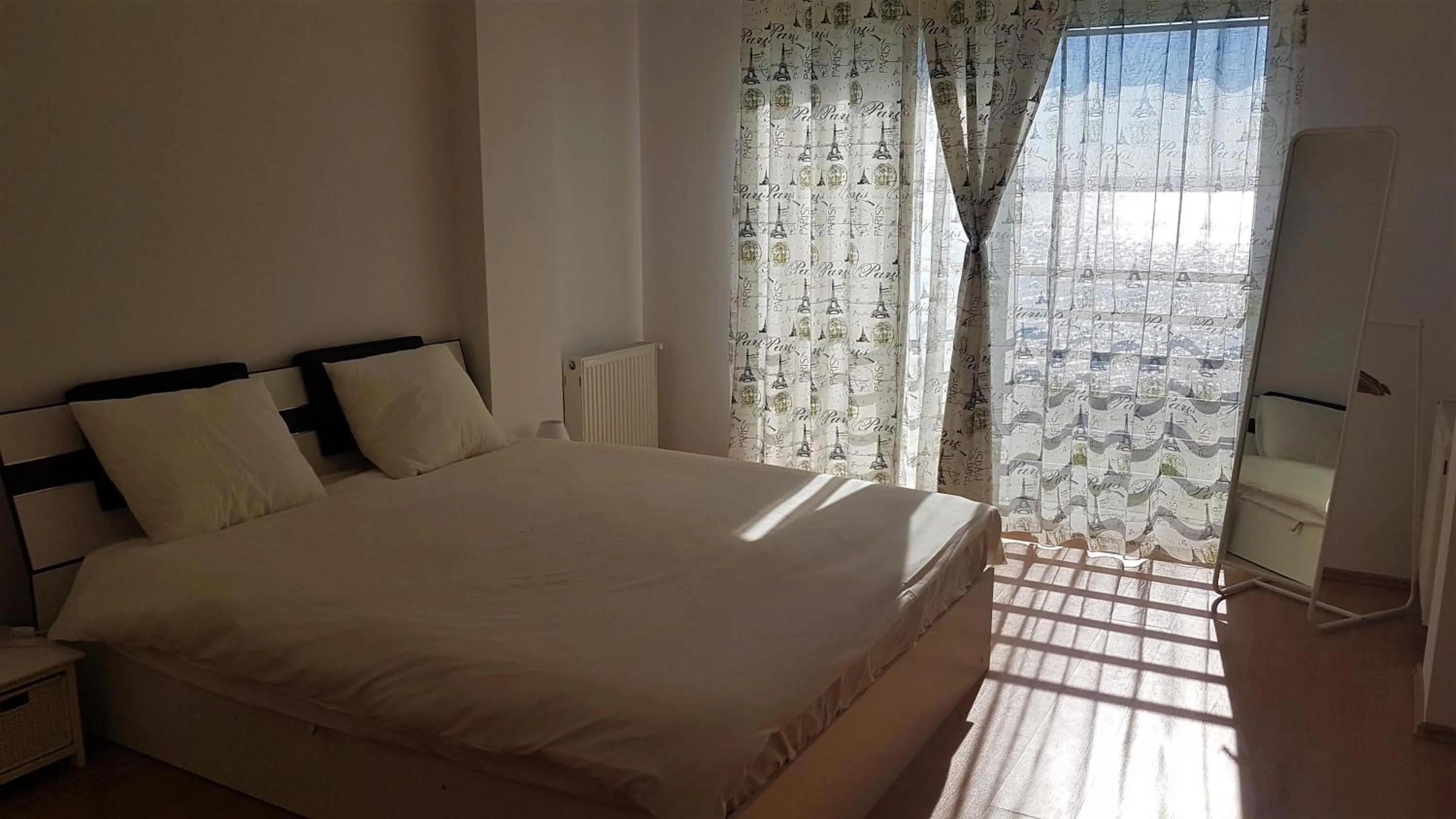 Seating area, Bed in Voyage Residence