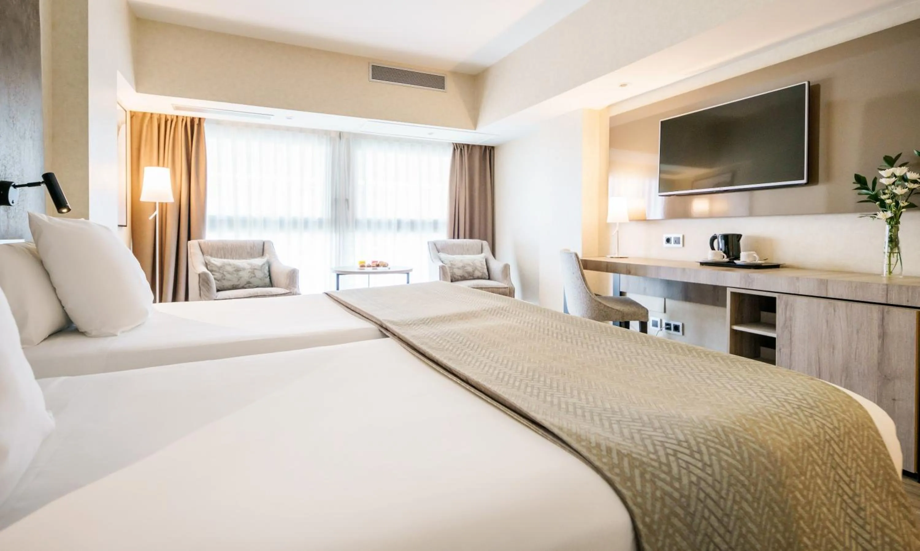 Photo of the whole room, Bed in Ilunion Málaga