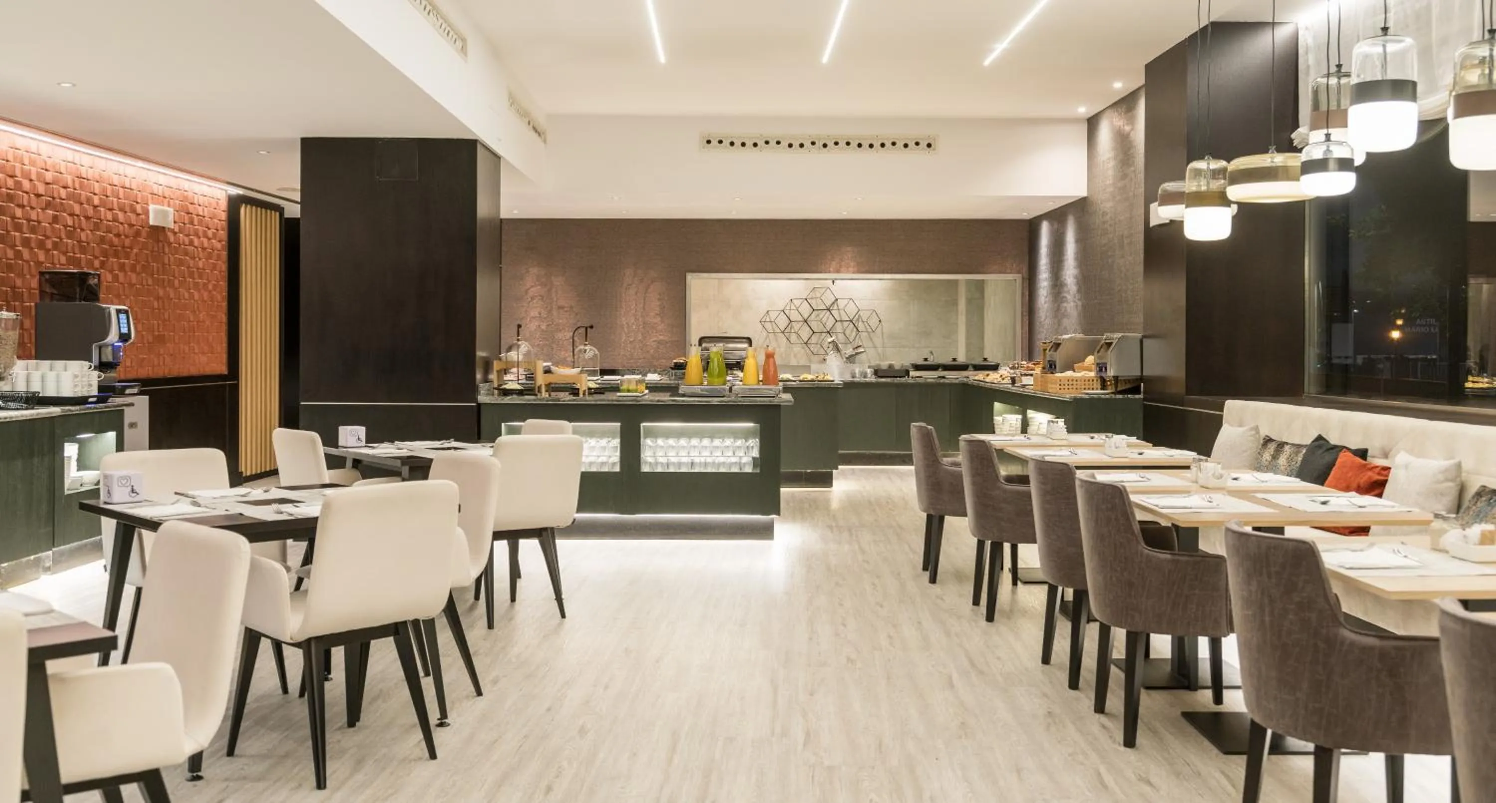 Restaurant/places to eat in Ilunion Málaga