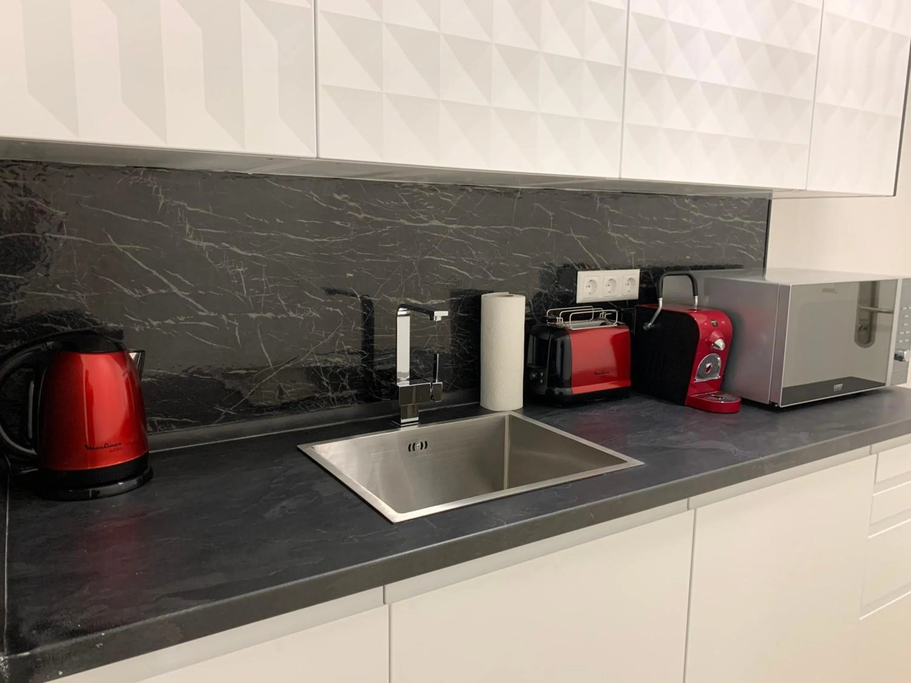 Kitchen or kitchenette in Colony Apartments