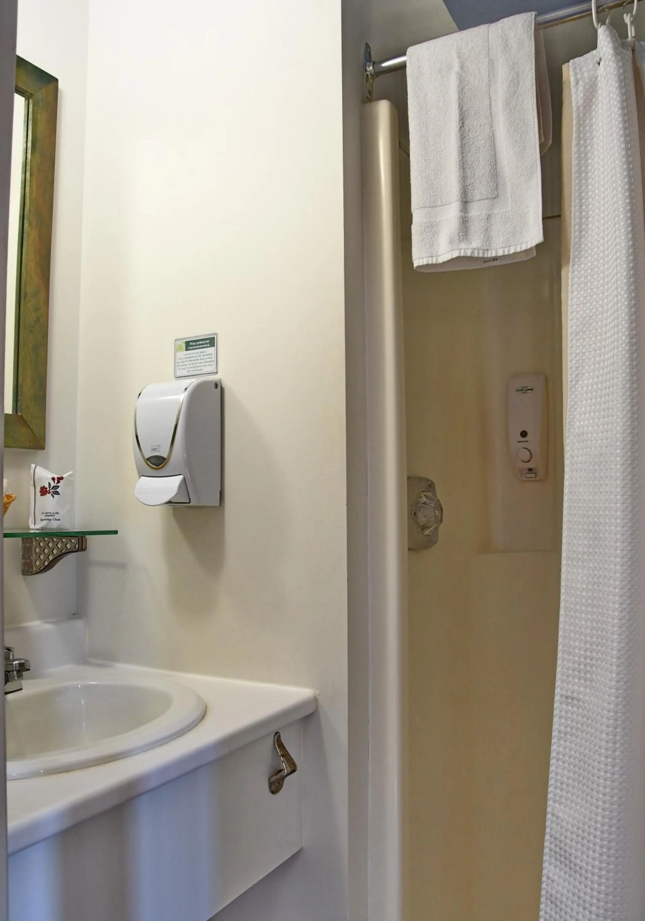 Bathroom in Auberge Beausejour