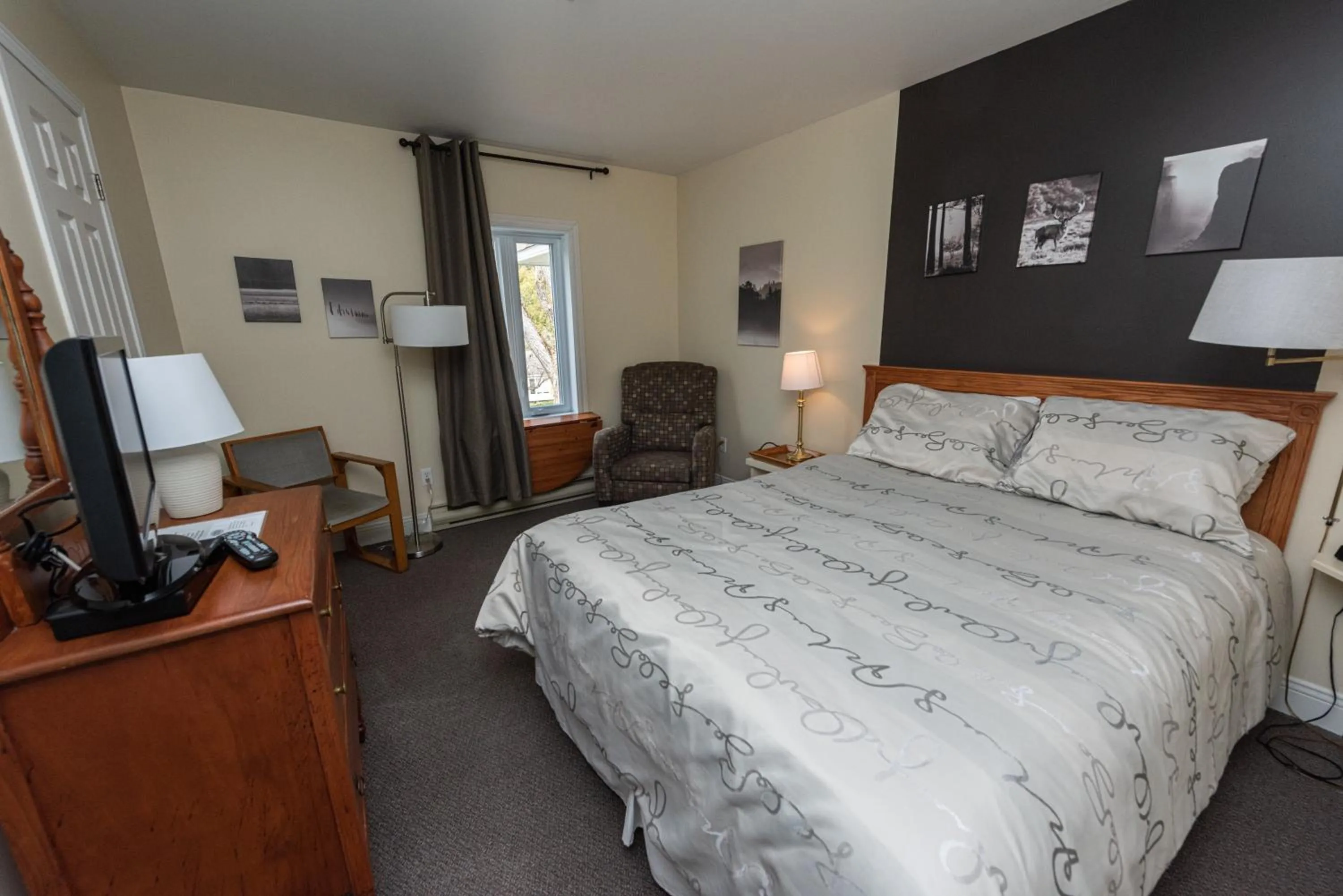 Bedroom, Bed in Auberge Beausejour