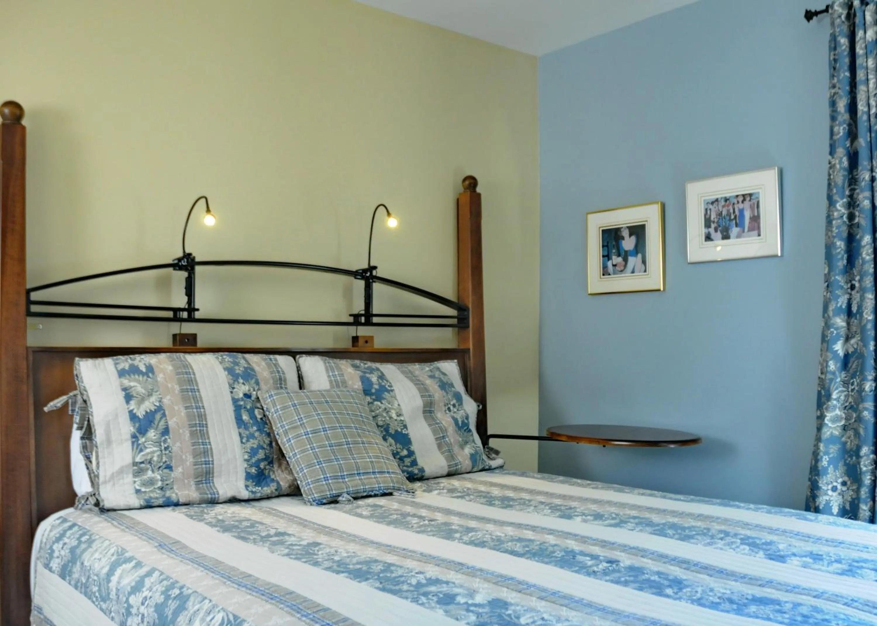 Bed in Auberge Beausejour