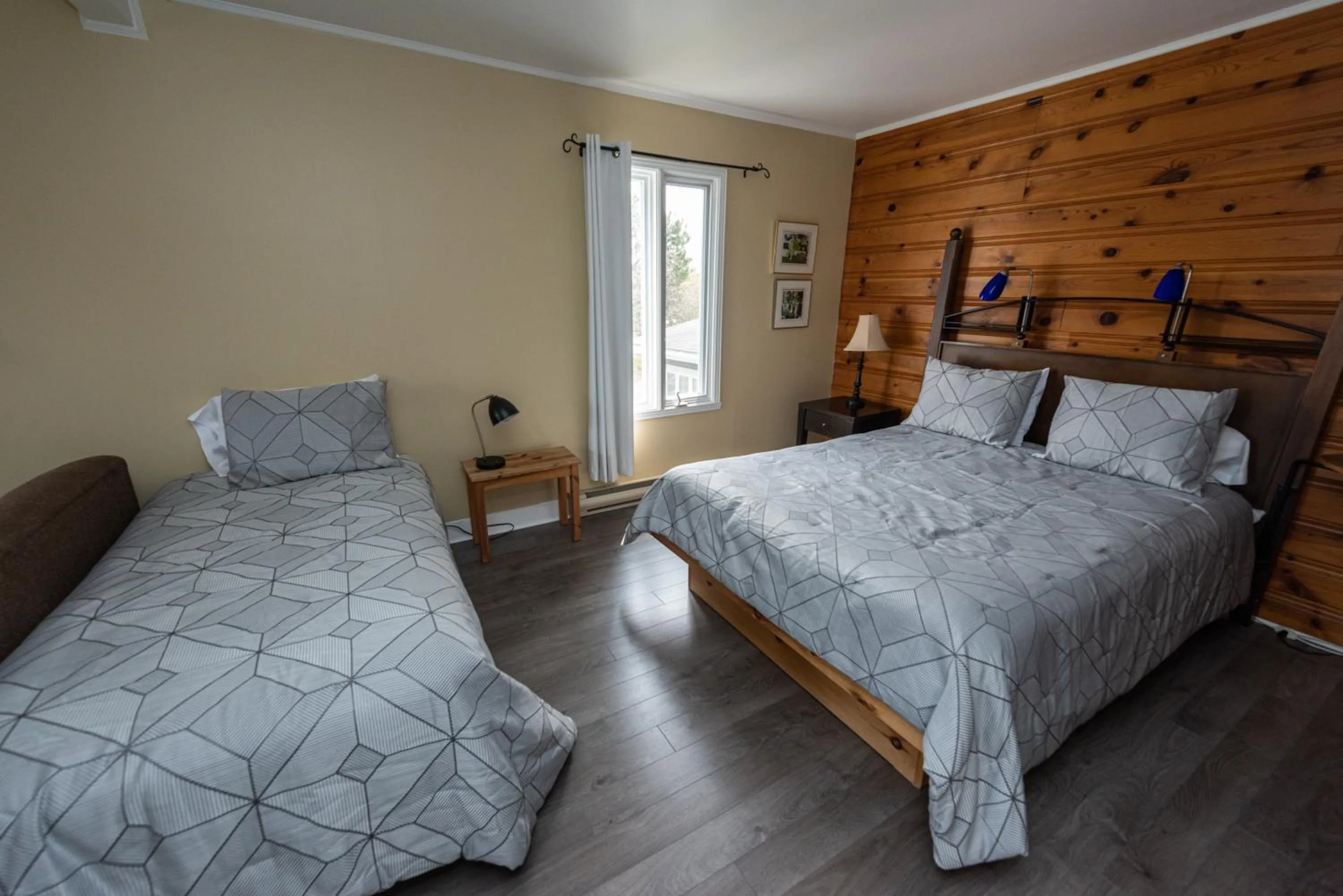 Bedroom, Bed in Auberge Beausejour