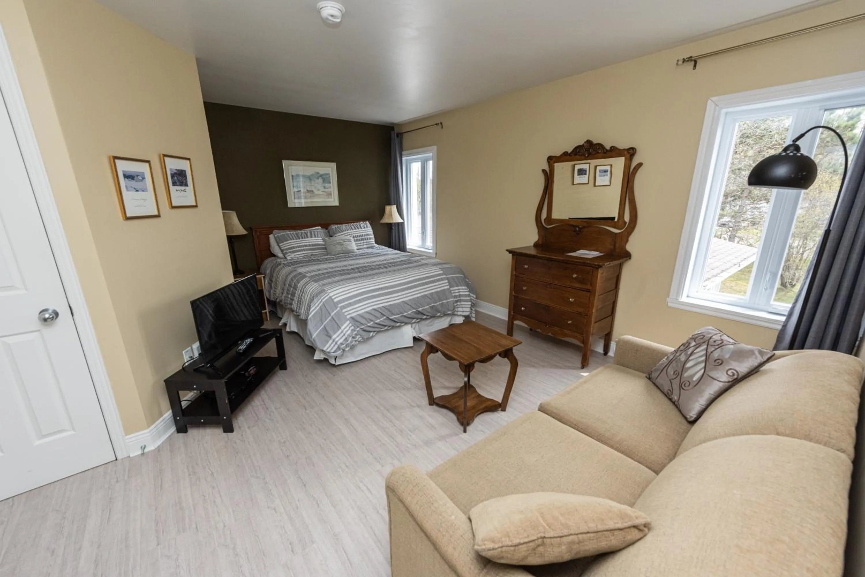 Bedroom, Bed in Auberge Beausejour