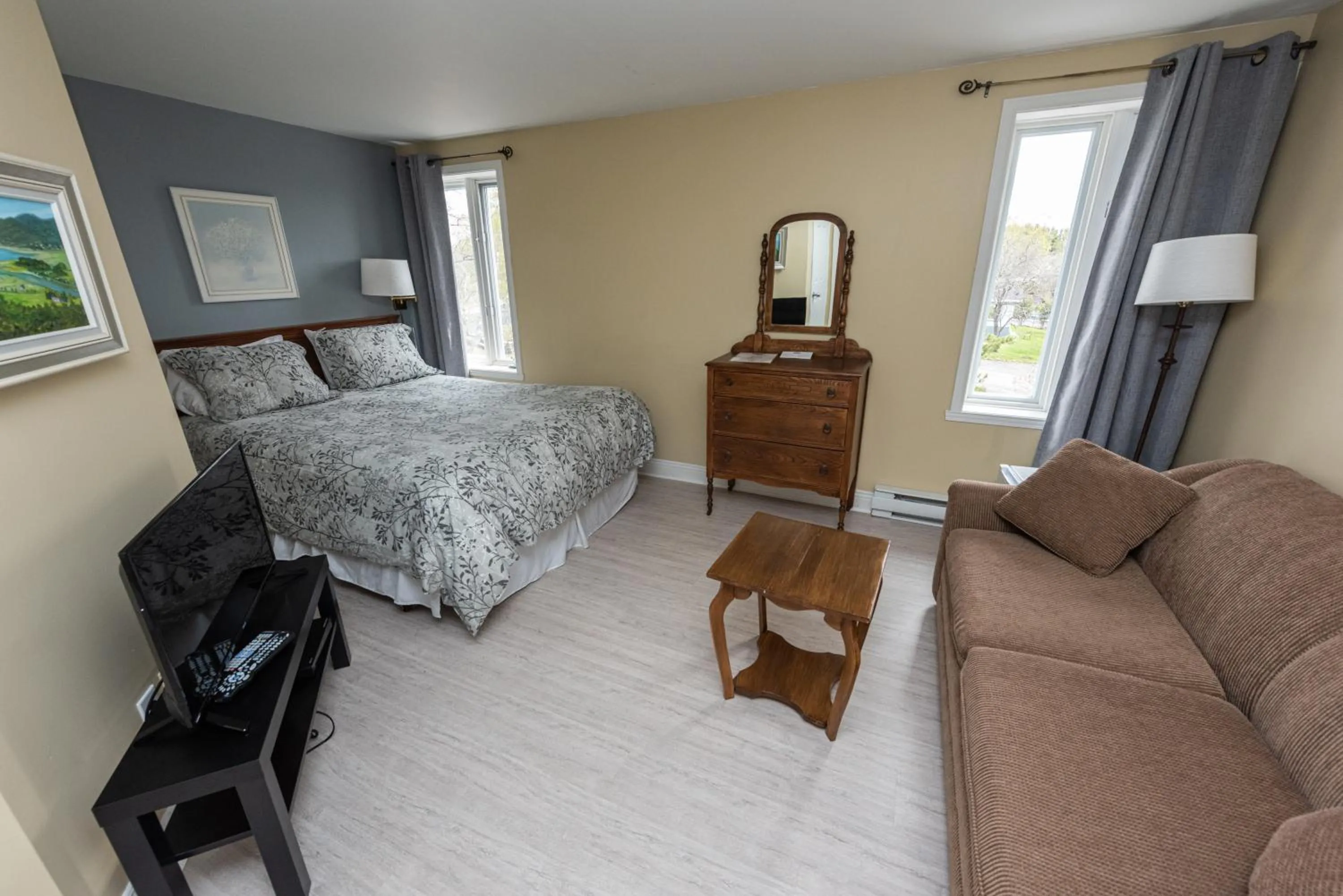 Bedroom, Bed in Auberge Beausejour