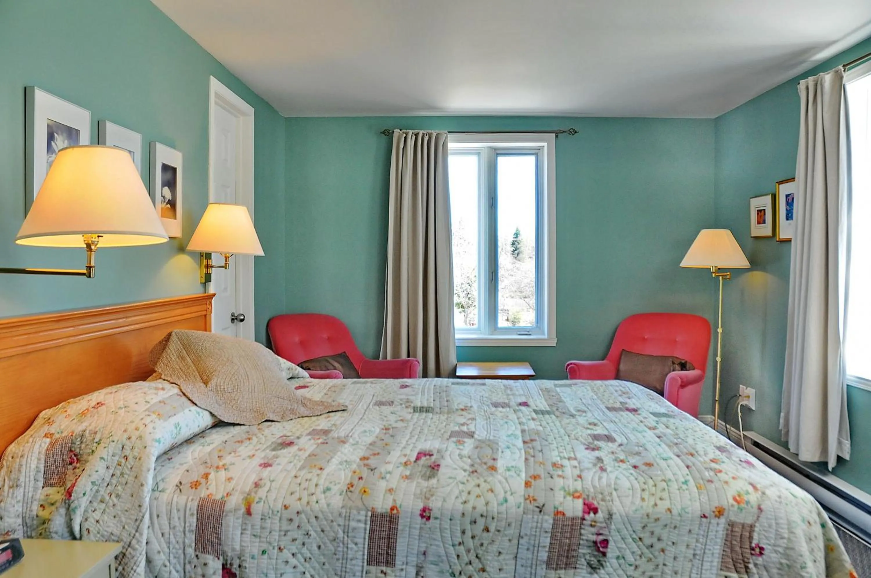 Bedroom, Bed in Auberge Beausejour