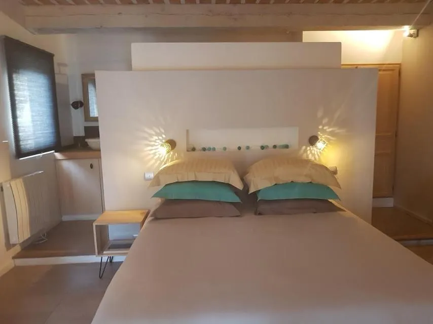 Bed in La Maison de Charlie