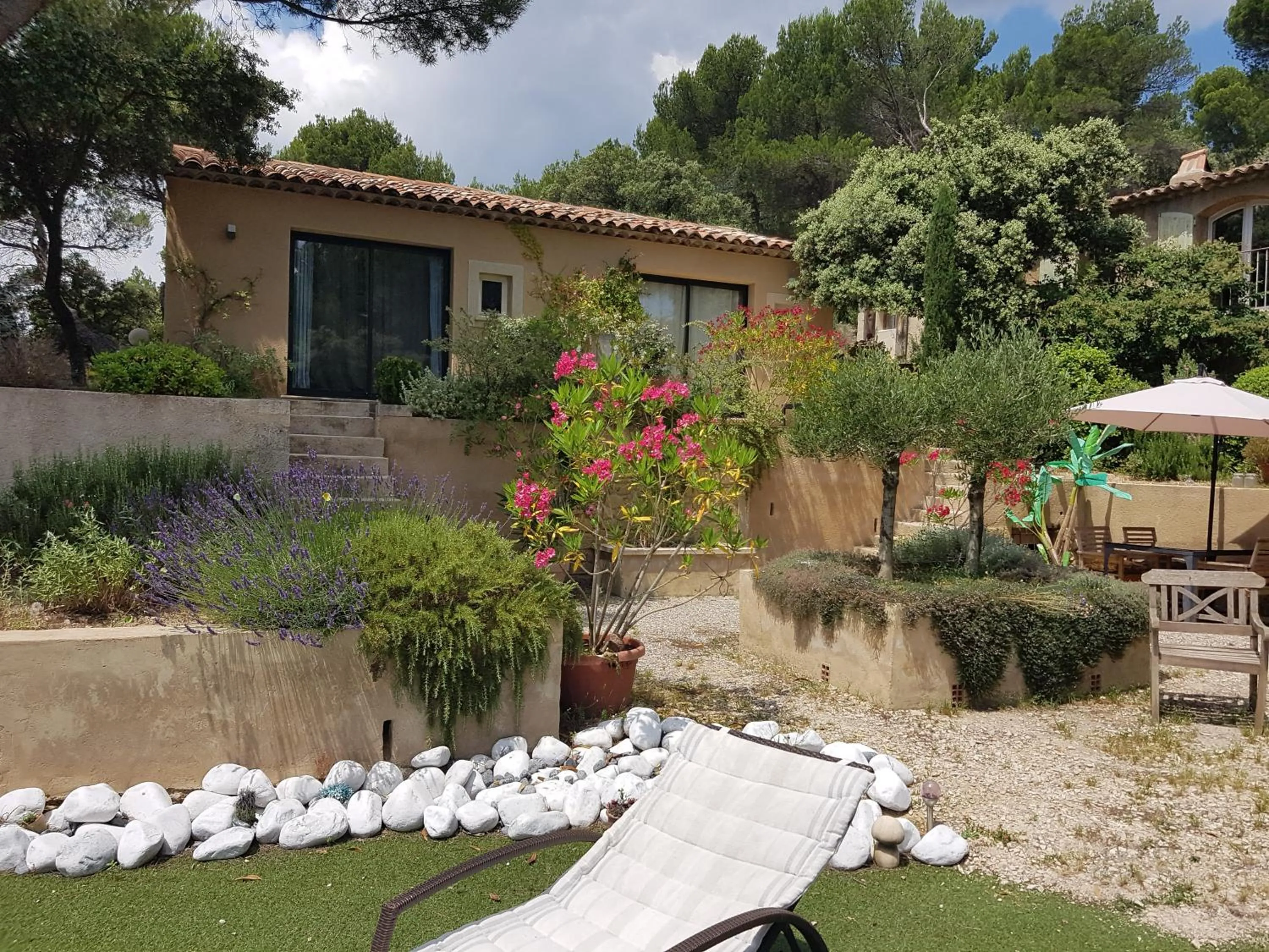 Facade/entrance in La Maison de Charlie