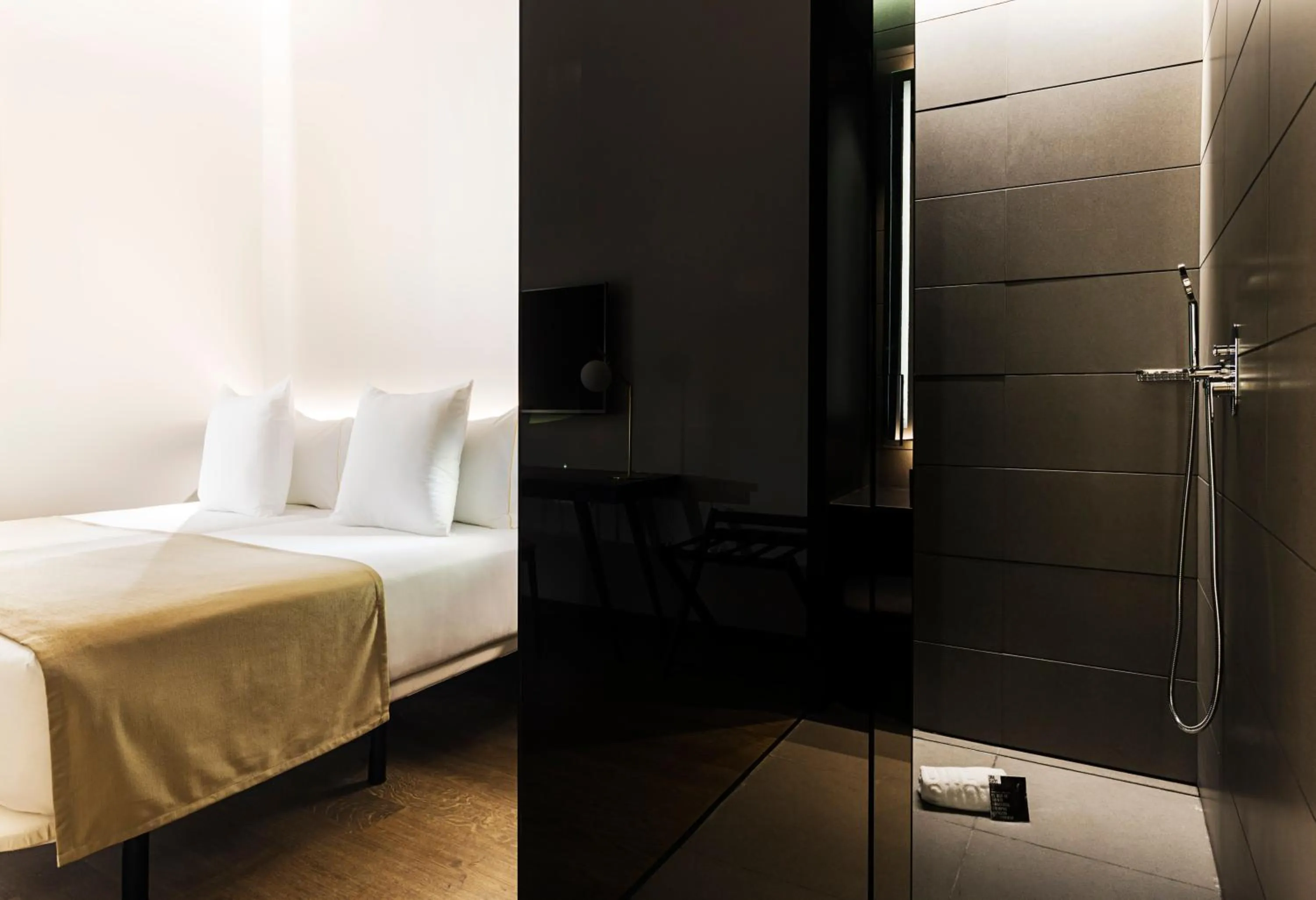 Shower, Bed in One Shot Mercat