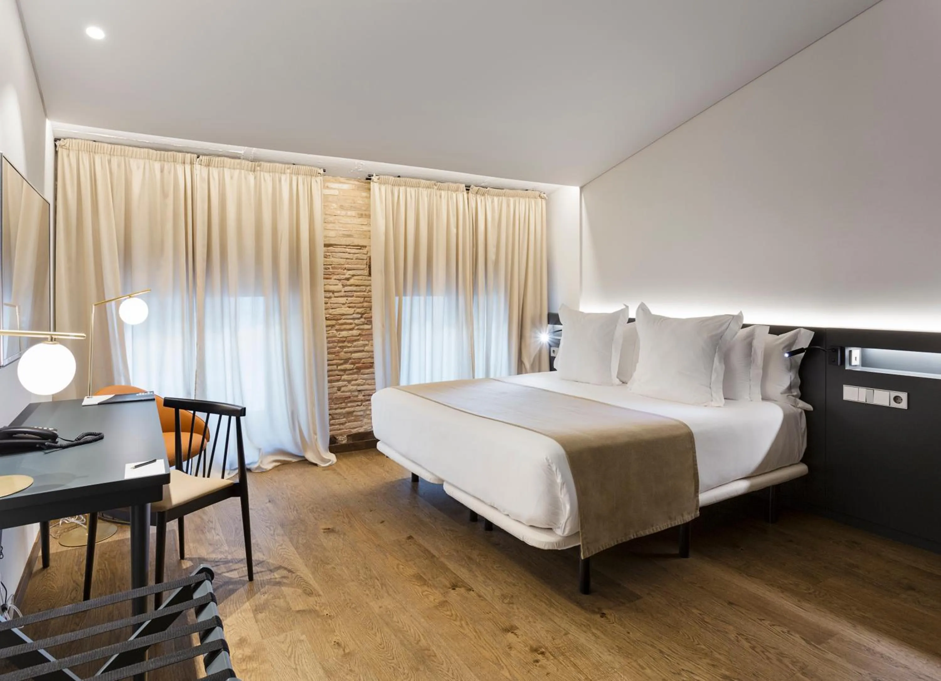 Bedroom, Bed in One Shot Mercat