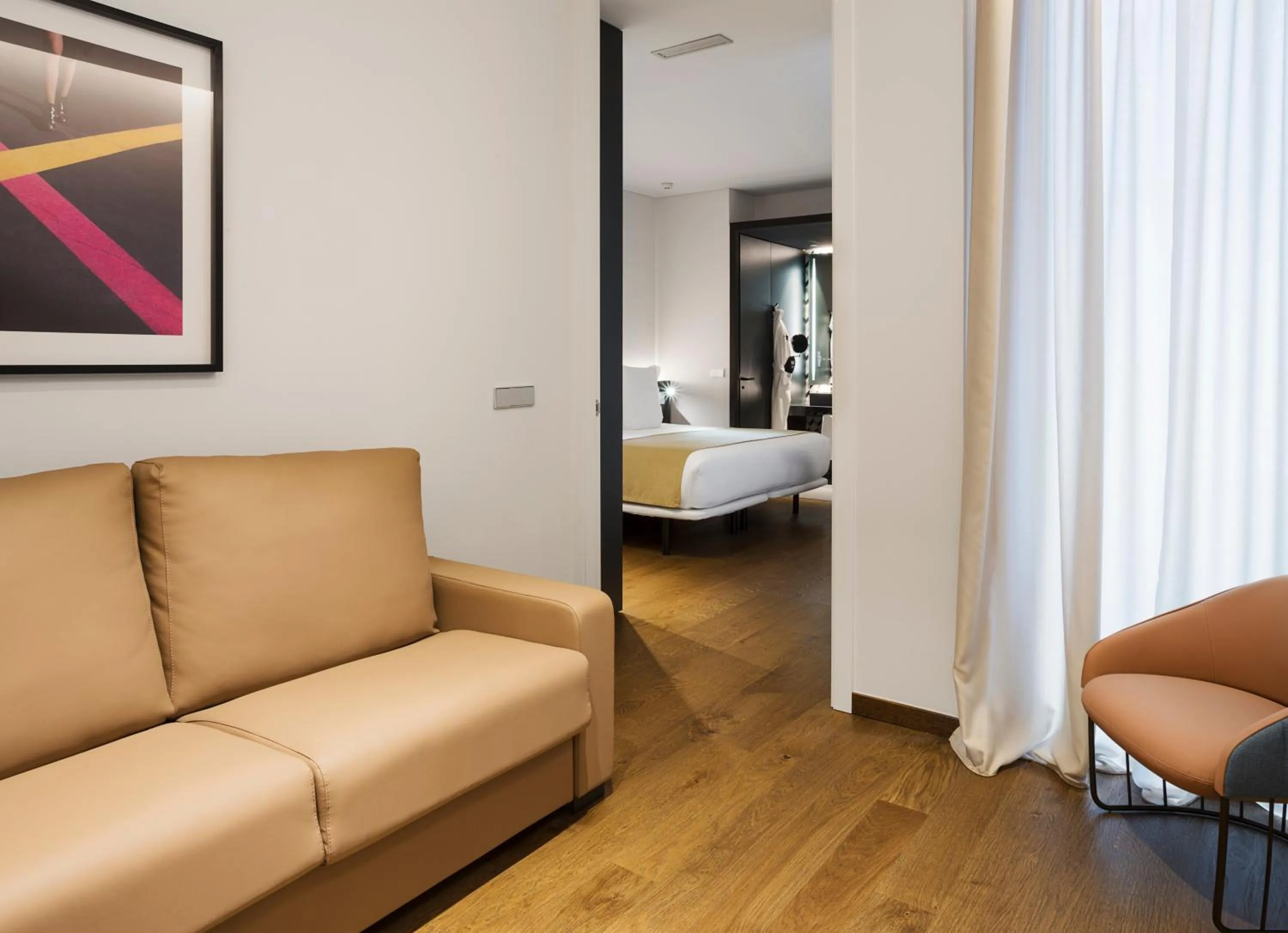 Photo of the whole room, Bed in One Shot Mercat