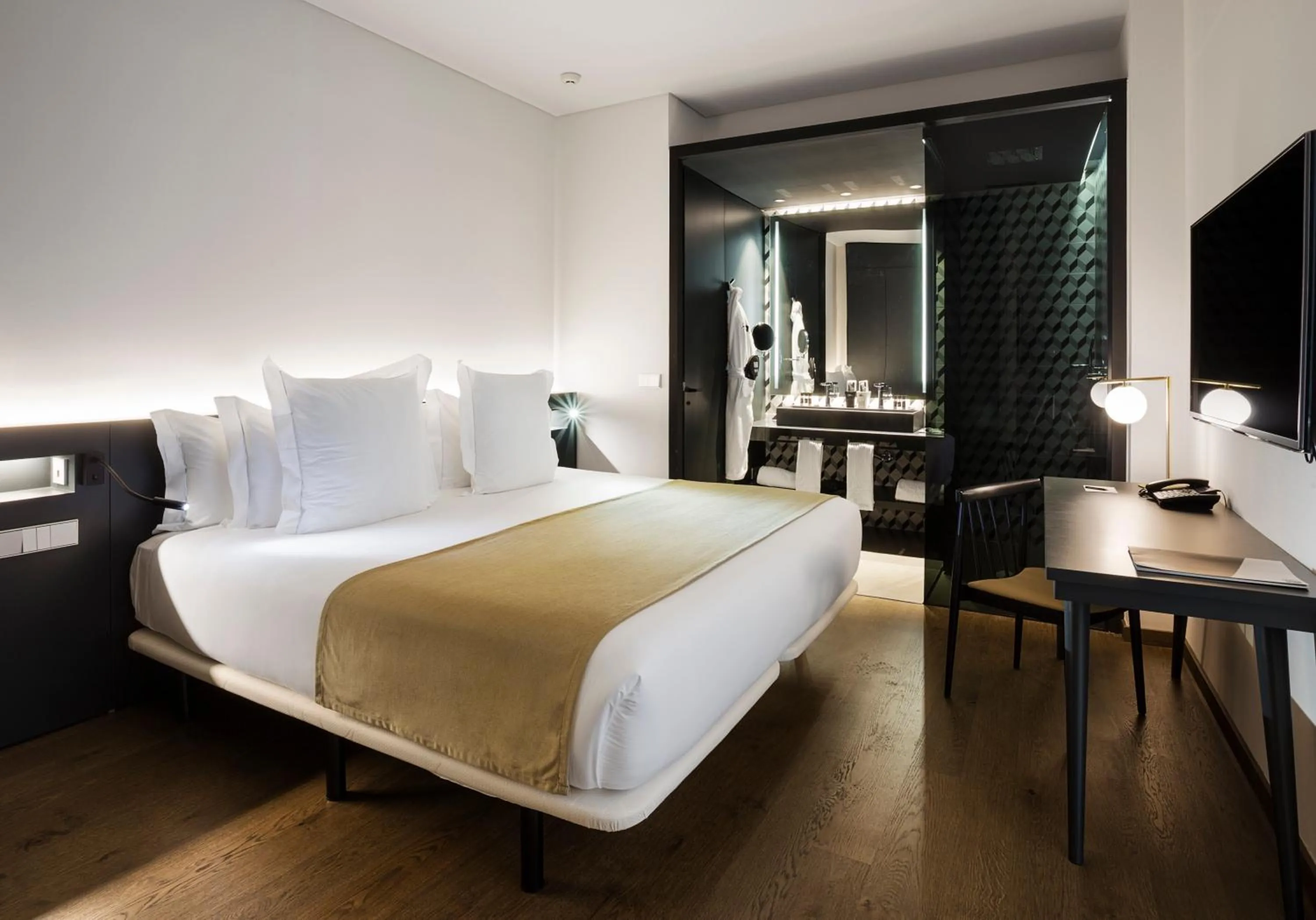 Shower, Bed in One Shot Mercat