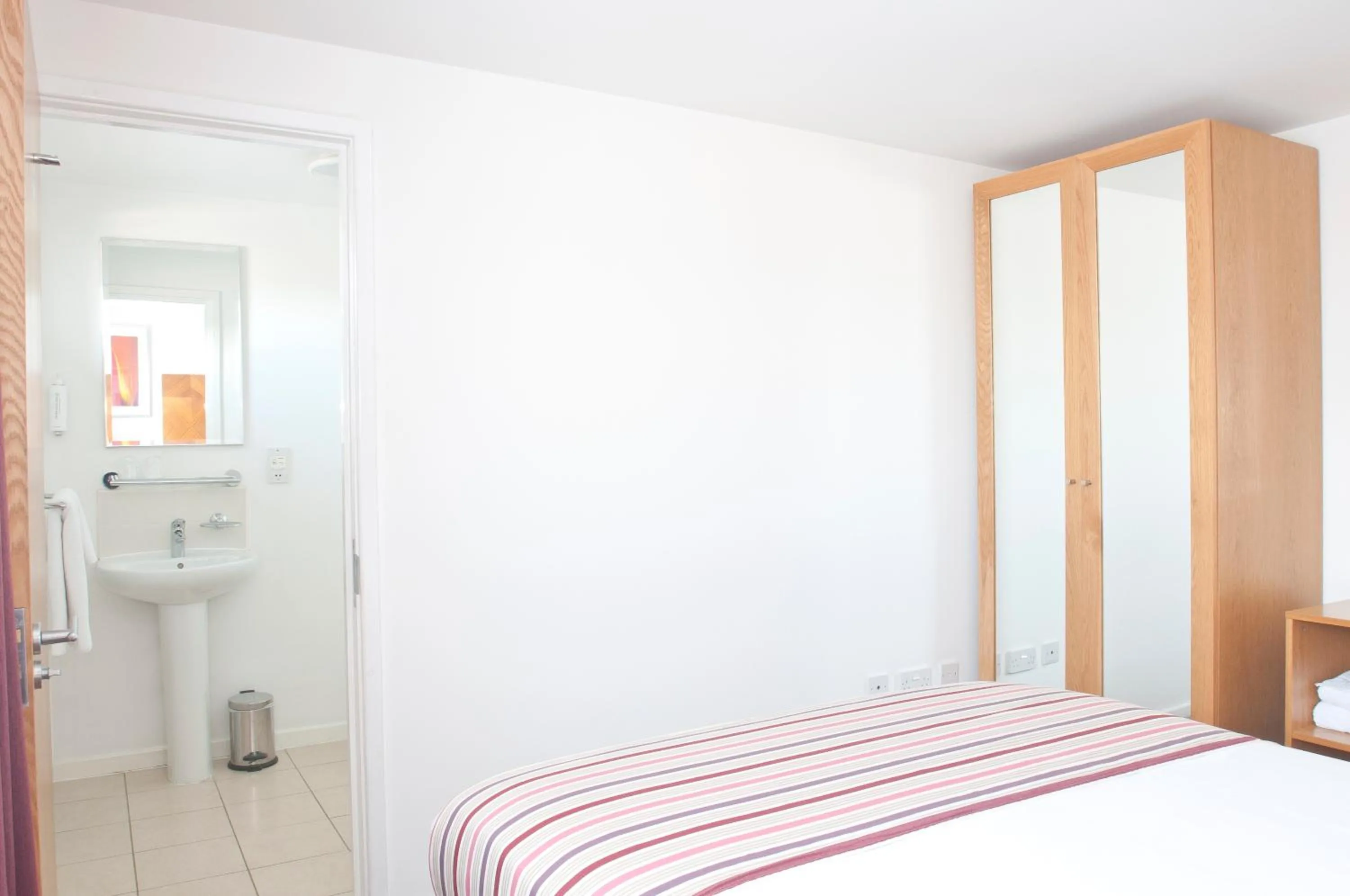 Bedroom, Bed in PREMIER SUITES Newcastle