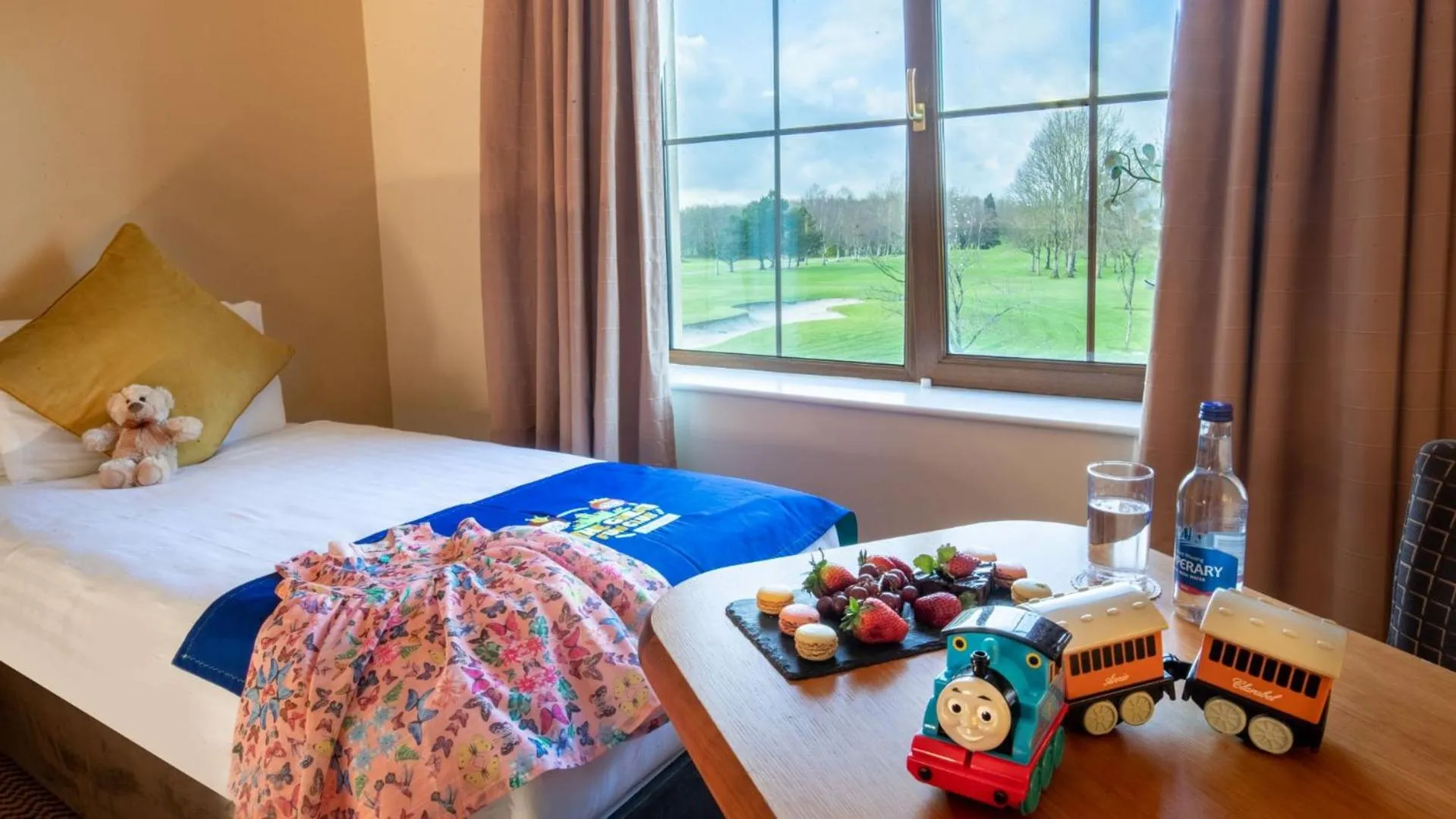 Golfcourse, Bed in Great National Ballykisteen Golf Hotel