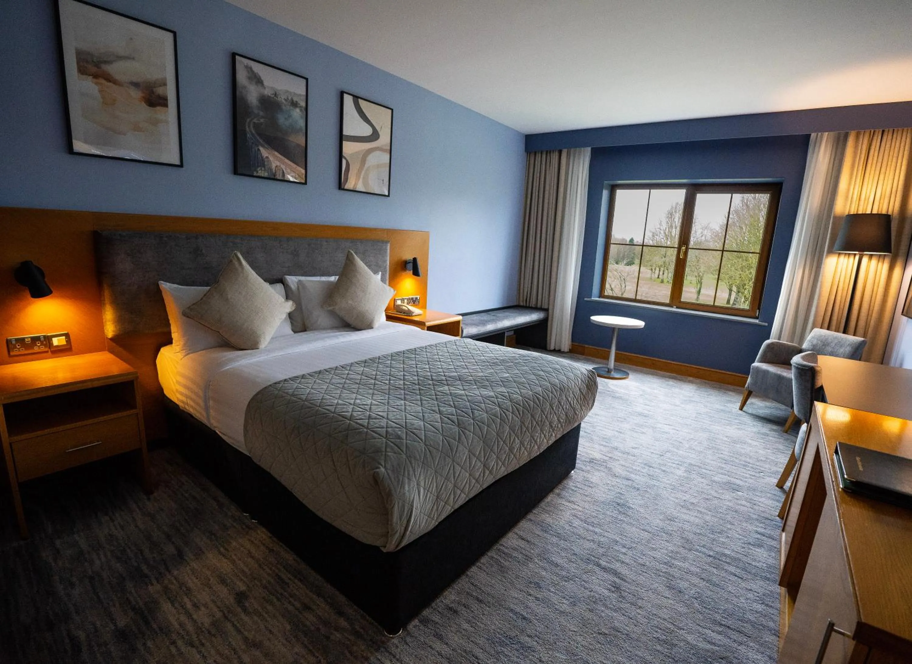 Golfcourse, Bed in Great National Ballykisteen Golf Hotel