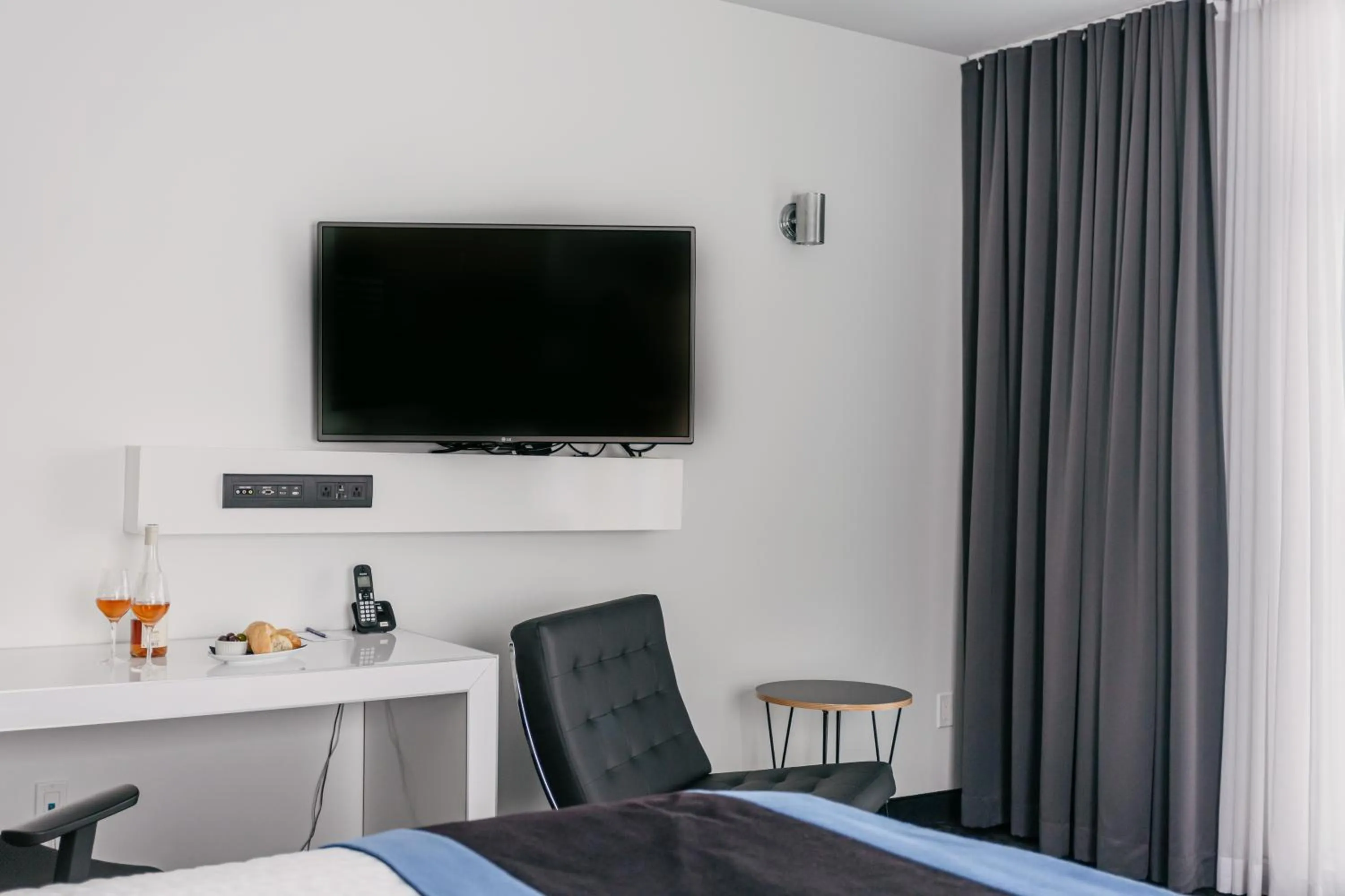 TV and multimedia, Bed in Riotel Matane