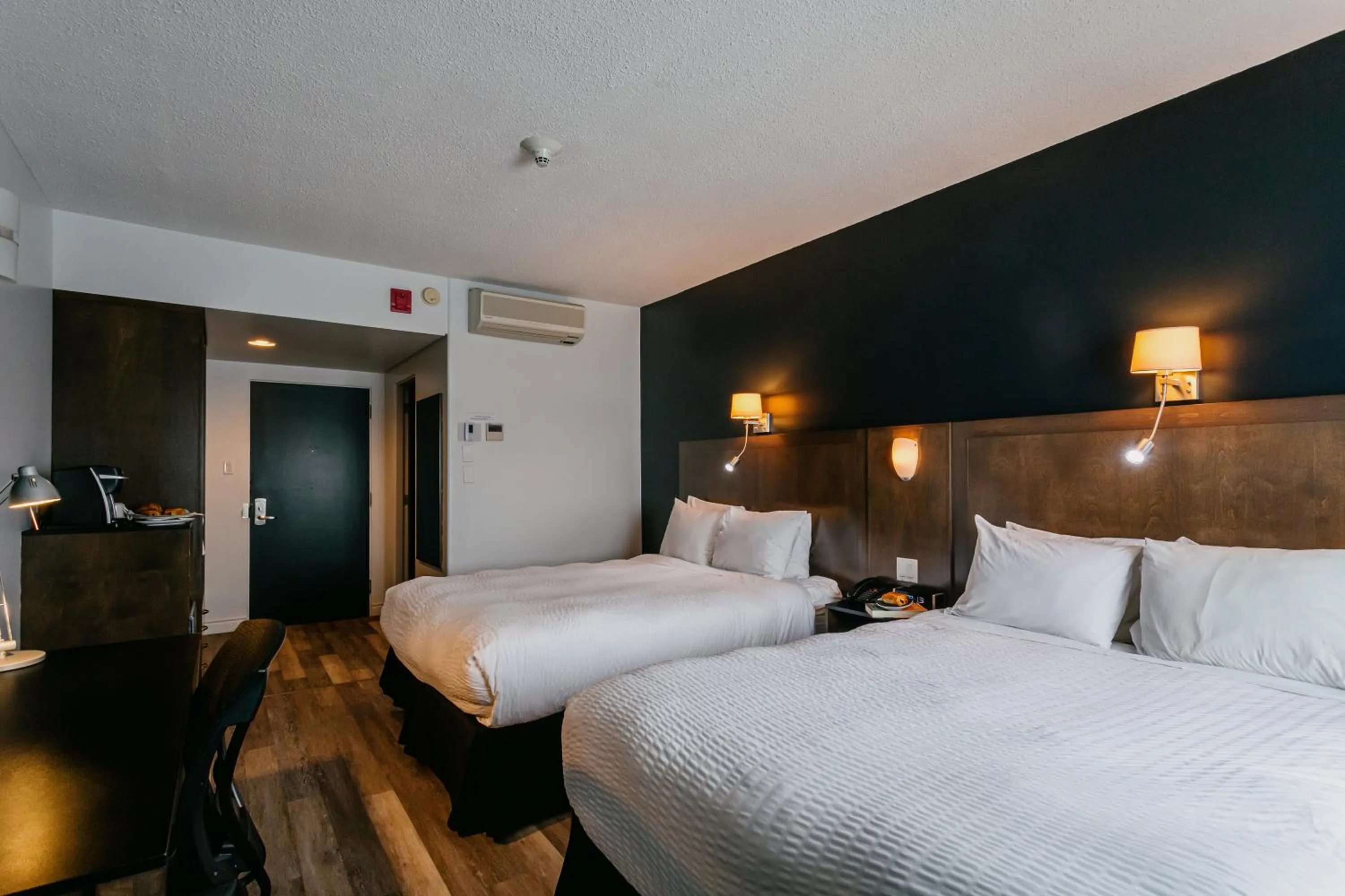 Photo of the whole room, Bed in Riotel Matane